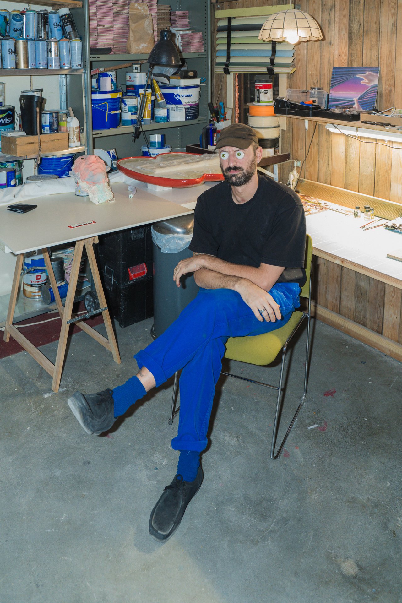 Jambes croisées sur une chaise, un artiste de CTRLZ pose dans son coin d'atelier, entre étagères de peinture et lampe. Atelier partagé et lieu de résidence, CTRLZ accueille cette année Roman Balthazart, Xavier Daive, Reese De L'arbre, Caroline El Khoury, Kimia Nasirian, Olivia Perce et Luka Vieuville Barrier ; ses expositions se regardent aussi depuis le trottoir. À découvrir chez CTRLZ (étape n°22), 43 rue Dillens, le vendredi 6 novembre de 18h à 22h, puis le samedi 7 et le dimanche 8 de 11h à 18h, pendant le Parcours d'Artistes d'Ixelles 2026.

Crédit photo - Gabrielle Liefooghe pour le Parcours d'Artistes d'Ixelles 2026 @googoo.eyes__ @ici_vaisseau_mere

Crédits & Liens :
Instagram : https://www.instagram.com/espacectrlz/
Fiche de l'événement (Dropmuse) : https://dropmuse.art/evenement/parcours-dartistes-dixelles-2026-ateliers-ouverts-creation-locale-ixelles-ixelles-bruxelles
Organisation : Vaisseau Mère — https://www.instagram.com/ici_vaisseau_mere/
Photographe Gabrielle Liefooghe : https://www.gabrielleliefooghe.com/ — https://www.instagram.com/googoo.eyes__/

Kult Ixelles sur DROPMUSE :
https://dropmuse.art/acteur-culturel/kult-ixelles-institution-residence-ixelles