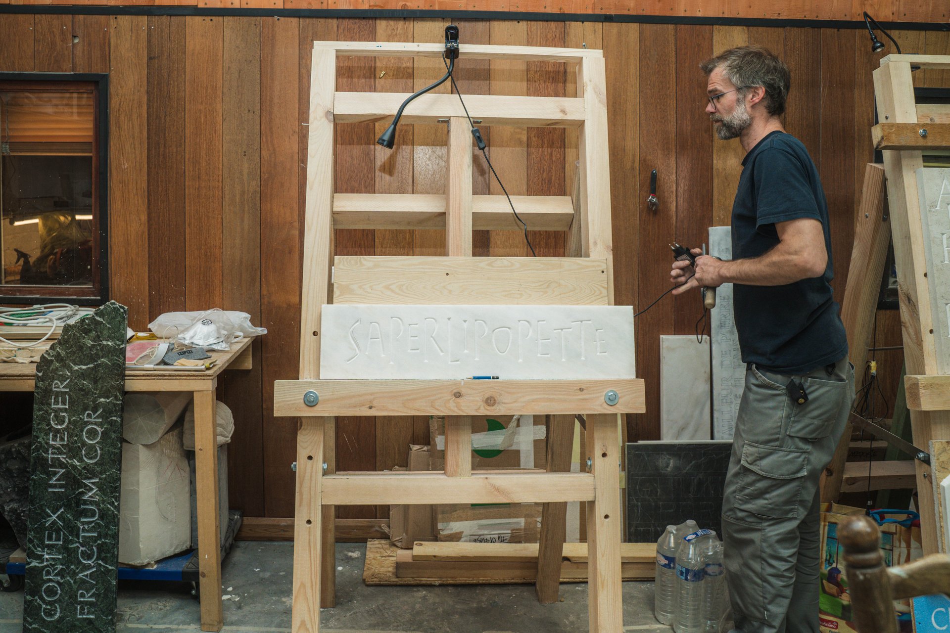 Un sculpteur de CTRLZ grave une plaque de pierre blanche dressée sur un grand chevalet en bois. Atelier partagé et lieu de résidence, CTRLZ accueille cette année Roman Balthazart, Xavier Daive, Reese De L'arbre, Caroline El Khoury, Kimia Nasirian, Olivia Perce et Luka Vieuville Barrier ; ses expositions se regardent aussi depuis le trottoir. À découvrir chez CTRLZ (étape n°22), 43 rue Dillens, le vendredi 6 novembre de 18h à 22h, puis le samedi 7 et le dimanche 8 de 11h à 18h, pendant le Parcours d'Artistes d'Ixelles 2026.

Crédit photo - Gabrielle Liefooghe pour le Parcours d'Artistes d'Ixelles 2026 @googoo.eyes__ @ici_vaisseau_mere

Crédits & Liens :
Instagram : https://www.instagram.com/espacectrlz/
Fiche de l'événement (Dropmuse) : https://dropmuse.art/evenement/parcours-dartistes-dixelles-2026-ateliers-ouverts-creation-locale-ixelles-ixelles-bruxelles
Organisation : Vaisseau Mère — https://www.instagram.com/ici_vaisseau_mere/
Photographe Gabrielle Liefooghe : https://www.gabrielleliefooghe.com/ — https://www.instagram.com/googoo.eyes__/

Kult Ixelles sur DROPMUSE :
https://dropmuse.art/acteur-culturel/kult-ixelles-institution-residence-ixelles