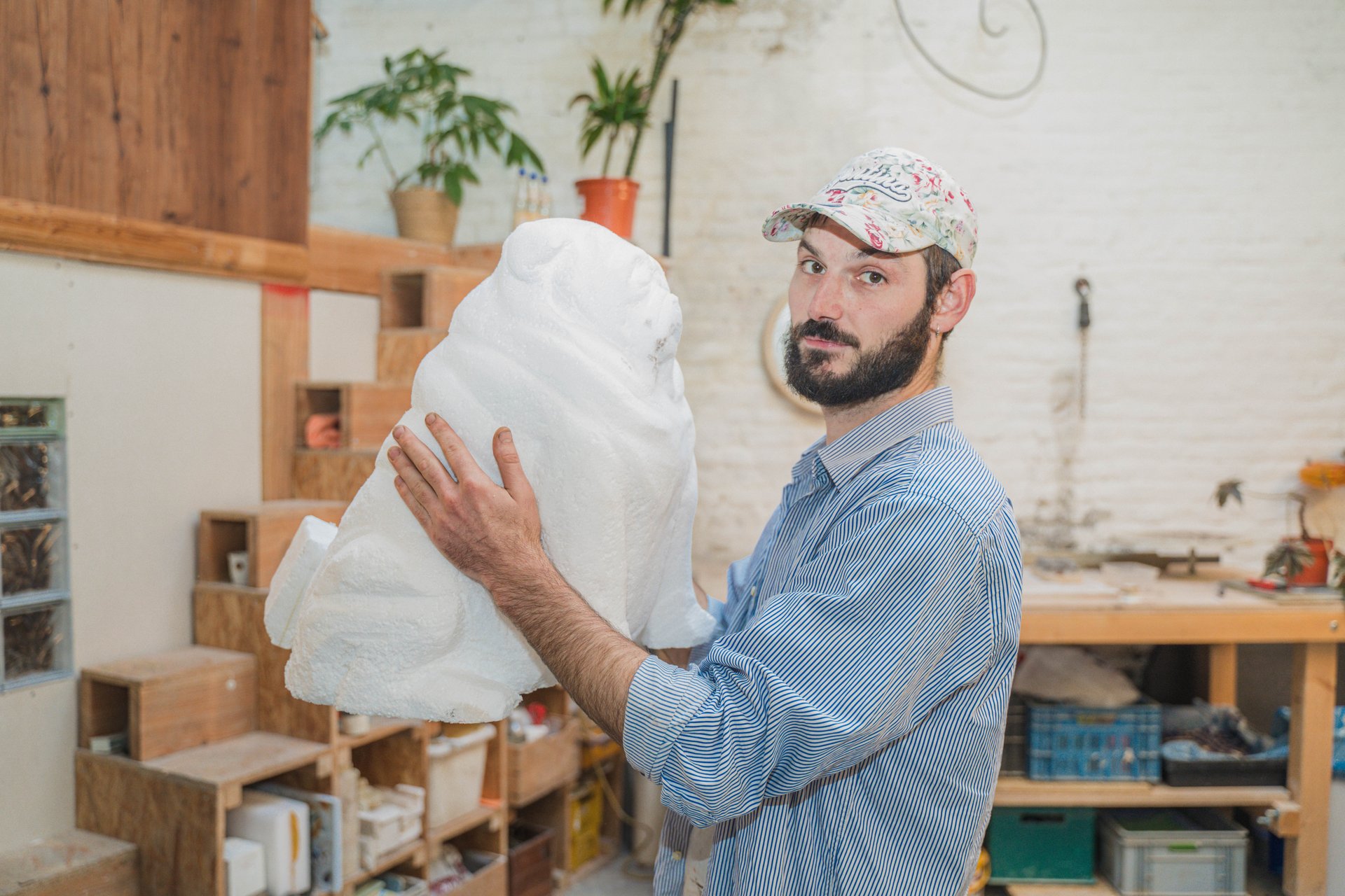 Casquette fleurie sur la tête, un artiste de CTRLZ présente une sculpture blanche dans l'atelier partagé de la rue Dillens. Atelier partagé et lieu de résidence, CTRLZ accueille cette année Roman Balthazart, Xavier Daive, Reese De L'arbre, Caroline El Khoury, Kimia Nasirian, Olivia Perce et Luka Vieuville Barrier ; ses expositions se regardent aussi depuis le trottoir. À découvrir chez CTRLZ (étape n°22), 43 rue Dillens, le vendredi 6 novembre de 18h à 22h, puis le samedi 7 et le dimanche 8 de 11h à 18h, pendant le Parcours d'Artistes d'Ixelles 2026.

Crédit photo - Gabrielle Liefooghe pour le Parcours d'Artistes d'Ixelles 2026 @googoo.eyes__ @ici_vaisseau_mere

Crédits & Liens :
Instagram : https://www.instagram.com/espacectrlz/
Fiche de l'événement (Dropmuse) : https://dropmuse.art/evenement/parcours-dartistes-dixelles-2026-ateliers-ouverts-creation-locale-ixelles-ixelles-bruxelles
Organisation : Vaisseau Mère — https://www.instagram.com/ici_vaisseau_mere/
Photographe Gabrielle Liefooghe : https://www.gabrielleliefooghe.com/ — https://www.instagram.com/googoo.eyes__/

Kult Ixelles sur DROPMUSE :
https://dropmuse.art/acteur-culturel/kult-ixelles-institution-residence-ixelles