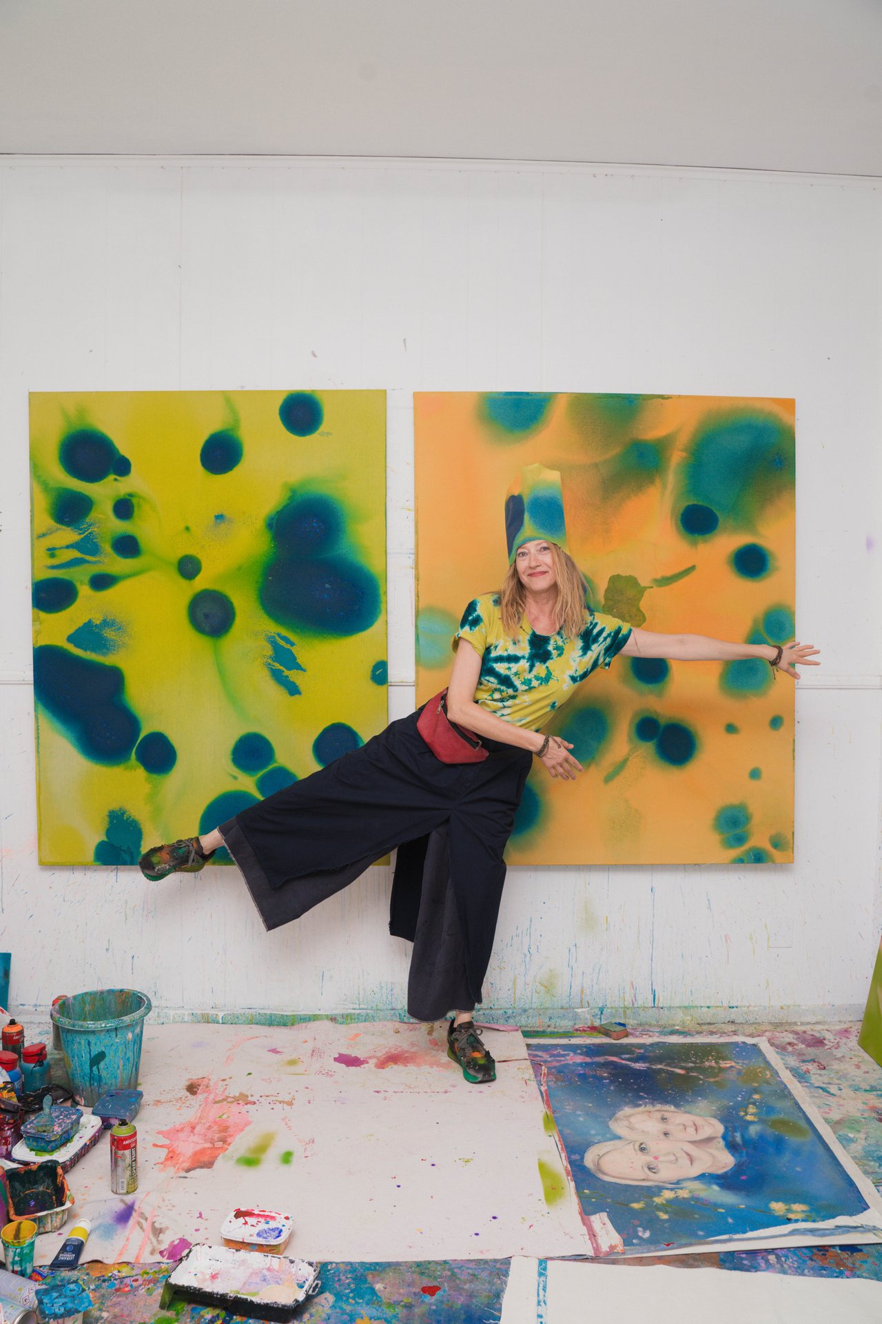 La peintre Ela Stasiuk prend la pose entre deux grandes toiles jaunes et bleues dans son atelier à UR Square. Née à Białystok, formée à la tapisserie puis diplômée en peinture monumentale à l'Académie royale des Beaux-Arts de Bruxelles, Ela Stasiuk peint, entre abstraction et figuration, l'intangible, le rêve et le secret. À découvrir à UR Square (étape n°16), 227 avenue de la Couronne, le vendredi 6 novembre de 18h à 22h, puis le samedi 7 et le dimanche 8 de 11h à 18h, pendant le Parcours d'Artistes d'Ixelles 2026.

Crédit photo - Gabrielle Liefooghe pour le Parcours d'Artistes d'Ixelles 2026 @googoo.eyes__ @ici_vaisseau_mere

Crédits & Liens :
Instagram : https://www.instagram.com/ela_stasiuk/
Fiche de l'événement (Dropmuse) : https://dropmuse.art/evenement/parcours-dartistes-dixelles-2026-ateliers-ouverts-creation-locale-ixelles-ixelles-bruxelles
Organisation : Vaisseau Mère — https://www.instagram.com/ici_vaisseau_mere/
Photographe Gabrielle Liefooghe : https://www.gabrielleliefooghe.com/ — https://www.instagram.com/googoo.eyes__/

Kult Ixelles sur DROPMUSE :
https://dropmuse.art/acteur-culturel/kult-ixelles-institution-residence-ixelles