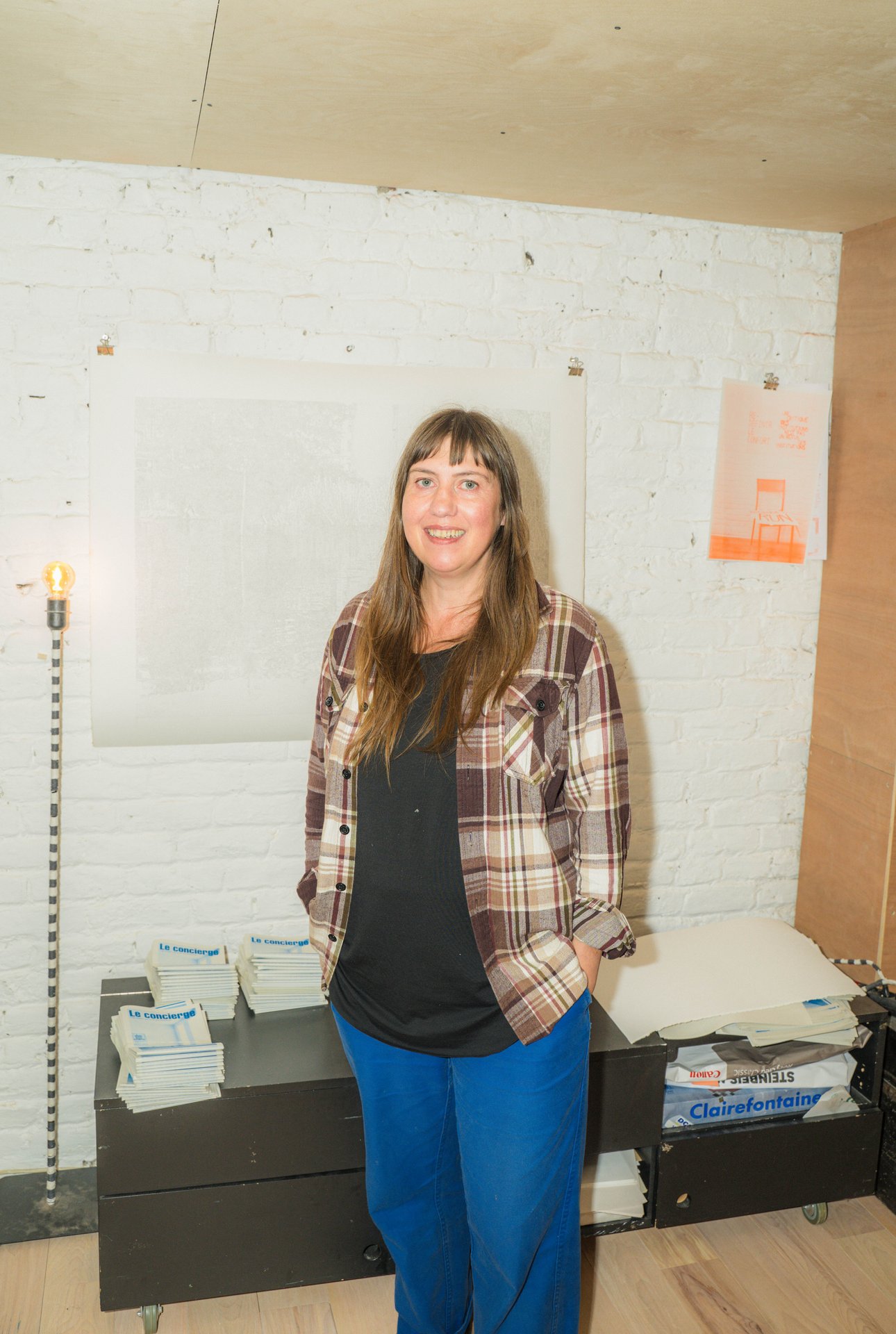 Portrait de l'artiste Emilia Tillberg dans son atelier de risographie de la rue de l'Ermitage, à Ixelles. Artiste pluridisciplinaire entre théâtre, performance, bande dessinée et installation, Emilia Tillberg ouvre son atelier de risographie : de près, ses dessins ne sont que des points ; de loin, une image apparaît. À découvrir à l'étape n°30 du parcours, 8 rue de l'Ermitage, le vendredi 6 novembre de 18h à 22h, puis le samedi 7 et le dimanche 8 de 11h à 18h, pendant le Parcours d'Artistes d'Ixelles 2026.

Crédit photo - Gabrielle Liefooghe pour le Parcours d'Artistes d'Ixelles 2026 @googoo.eyes__ @ici_vaisseau_mere

Crédits & Liens :
Site : https://emiliatillberg.carrd.co
Fiche de l'événement (Dropmuse) : https://dropmuse.art/evenement/parcours-dartistes-dixelles-2026-ateliers-ouverts-creation-locale-ixelles-ixelles-bruxelles
Organisation : Vaisseau Mère — https://www.instagram.com/ici_vaisseau_mere/
Photographe Gabrielle Liefooghe : https://www.gabrielleliefooghe.com/ — https://www.instagram.com/googoo.eyes__/

Kult Ixelles sur DROPMUSE :
https://dropmuse.art/acteur-culturel/kult-ixelles-institution-residence-ixelles
