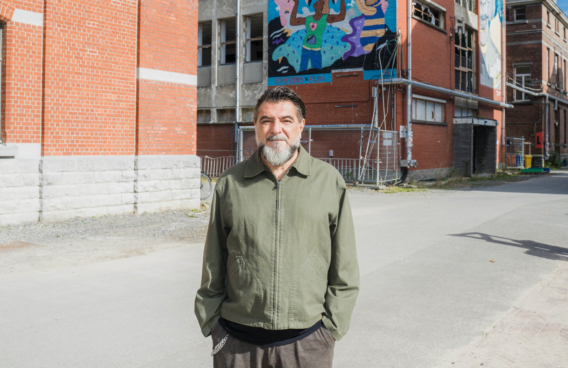 Portrait de l'artiste et graphiste Fabrizio Nicolucci dans la cour de UR Square, devant une fresque colorée. Graphiste et enseignant italien installé à Bruxelles, Fabrizio Nicolucci présente « CITIES », huit panneaux numériques sur la ville, tour à tour accueillante, oppressante et libératrice. À découvrir à UR Square (étape n°16), 227 avenue de la Couronne, le vendredi 6 novembre de 18h à 22h, puis le samedi 7 et le dimanche 8 de 11h à 18h, pendant le Parcours d'Artistes d'Ixelles 2026.

Crédit photo - Gabrielle Liefooghe pour le Parcours d'Artistes d'Ixelles 2026 @googoo.eyes__ @ici_vaisseau_mere

Crédits & Liens :
Site : https://fabbraz.com
Fiche de l'événement (Dropmuse) : https://dropmuse.art/evenement/parcours-dartistes-dixelles-2026-ateliers-ouverts-creation-locale-ixelles-ixelles-bruxelles
Organisation : Vaisseau Mère — https://www.instagram.com/ici_vaisseau_mere/
Photographe Gabrielle Liefooghe : https://www.gabrielleliefooghe.com/ — https://www.instagram.com/googoo.eyes__/

Kult Ixelles sur DROPMUSE :
https://dropmuse.art/acteur-culturel/kult-ixelles-institution-residence-ixelles