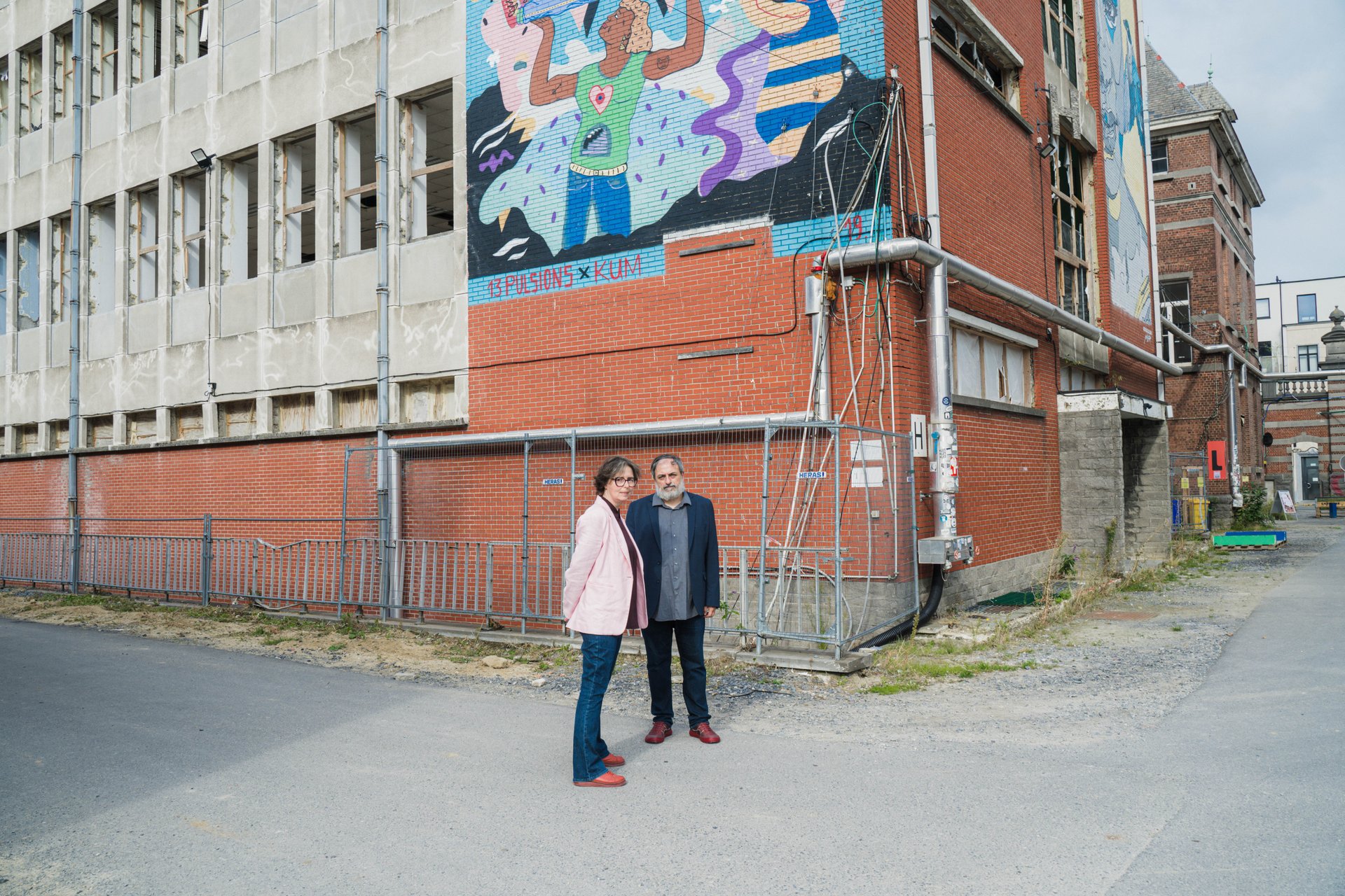 Cristian et Gabriela Fierbinteanu, duo d'art-pop électronique, au pied d'un bâtiment à la fresque colorée à Ixelles. Fierbinteanu est un projet d'art-pop électronique mêlant musique, son et vidéo : un concert-performance électro-punk, théâtral et drôle, sur l'avenir de l'humanité et la possibilité d'aimer dans un monde saturé d'idéologie. À découvrir à la Salle Dublin (étape n°48), 13 rue de Dublin, le vendredi 6 novembre de 18h à 22h, puis le samedi 7 et le dimanche 8 de 11h à 18h, pendant le Parcours d'Artistes d'Ixelles 2026.

Crédit photo - Gabrielle Liefooghe pour le Parcours d'Artistes d'Ixelles 2026 @googoo.eyes__ @ici_vaisseau_mere

Crédits & Liens :
Fiche de l'événement (Dropmuse) : https://dropmuse.art/evenement/parcours-dartistes-dixelles-2026-ateliers-ouverts-creation-locale-ixelles-ixelles-bruxelles
Organisation : Vaisseau Mère — https://www.instagram.com/ici_vaisseau_mere/
Photographe Gabrielle Liefooghe : https://www.gabrielleliefooghe.com/ — https://www.instagram.com/googoo.eyes__/

Kult Ixelles sur DROPMUSE :
https://dropmuse.art/acteur-culturel/kult-ixelles-institution-residence-ixelles