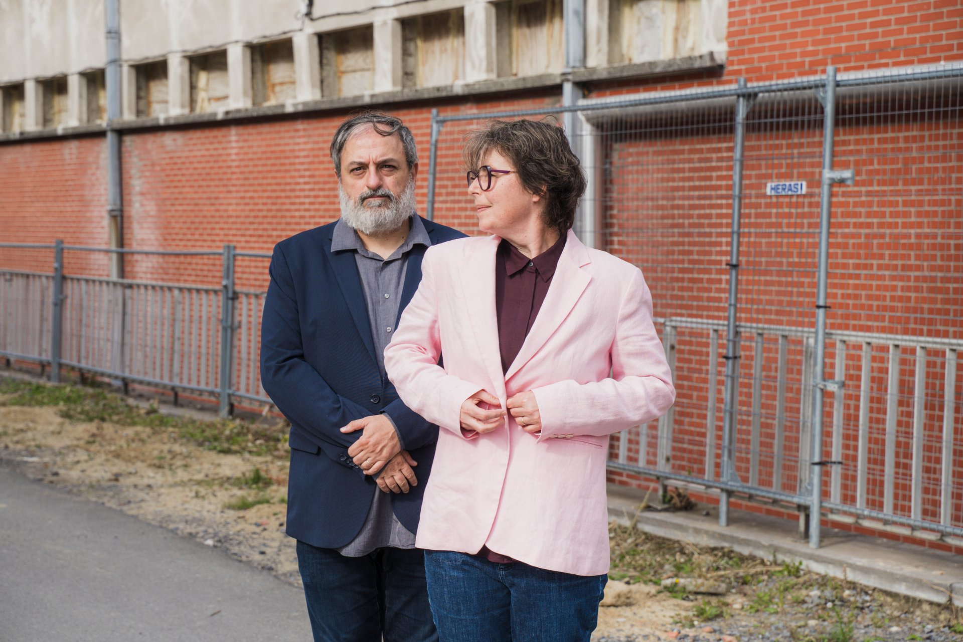 Le duo Fierbinteanu, Cristian et Gabriela, pose le long d'un mur de briques avant son concert-performance à la Salle Dublin. Fierbinteanu est un projet d'art-pop électronique mêlant musique, son et vidéo : un concert-performance électro-punk, théâtral et drôle, sur l'avenir de l'humanité et la possibilité d'aimer dans un monde saturé d'idéologie. À découvrir à la Salle Dublin (étape n°48), 13 rue de Dublin, le vendredi 6 novembre de 18h à 22h, puis le samedi 7 et le dimanche 8 de 11h à 18h, pendant le Parcours d'Artistes d'Ixelles 2026.

Crédit photo - Gabrielle Liefooghe pour le Parcours d'Artistes d'Ixelles 2026 @googoo.eyes__ @ici_vaisseau_mere

Crédits & Liens :
Fiche de l'événement (Dropmuse) : https://dropmuse.art/evenement/parcours-dartistes-dixelles-2026-ateliers-ouverts-creation-locale-ixelles-ixelles-bruxelles
Organisation : Vaisseau Mère — https://www.instagram.com/ici_vaisseau_mere/
Photographe Gabrielle Liefooghe : https://www.gabrielleliefooghe.com/ — https://www.instagram.com/googoo.eyes__/

Kult Ixelles sur DROPMUSE :
https://dropmuse.art/acteur-culturel/kult-ixelles-institution-residence-ixelles