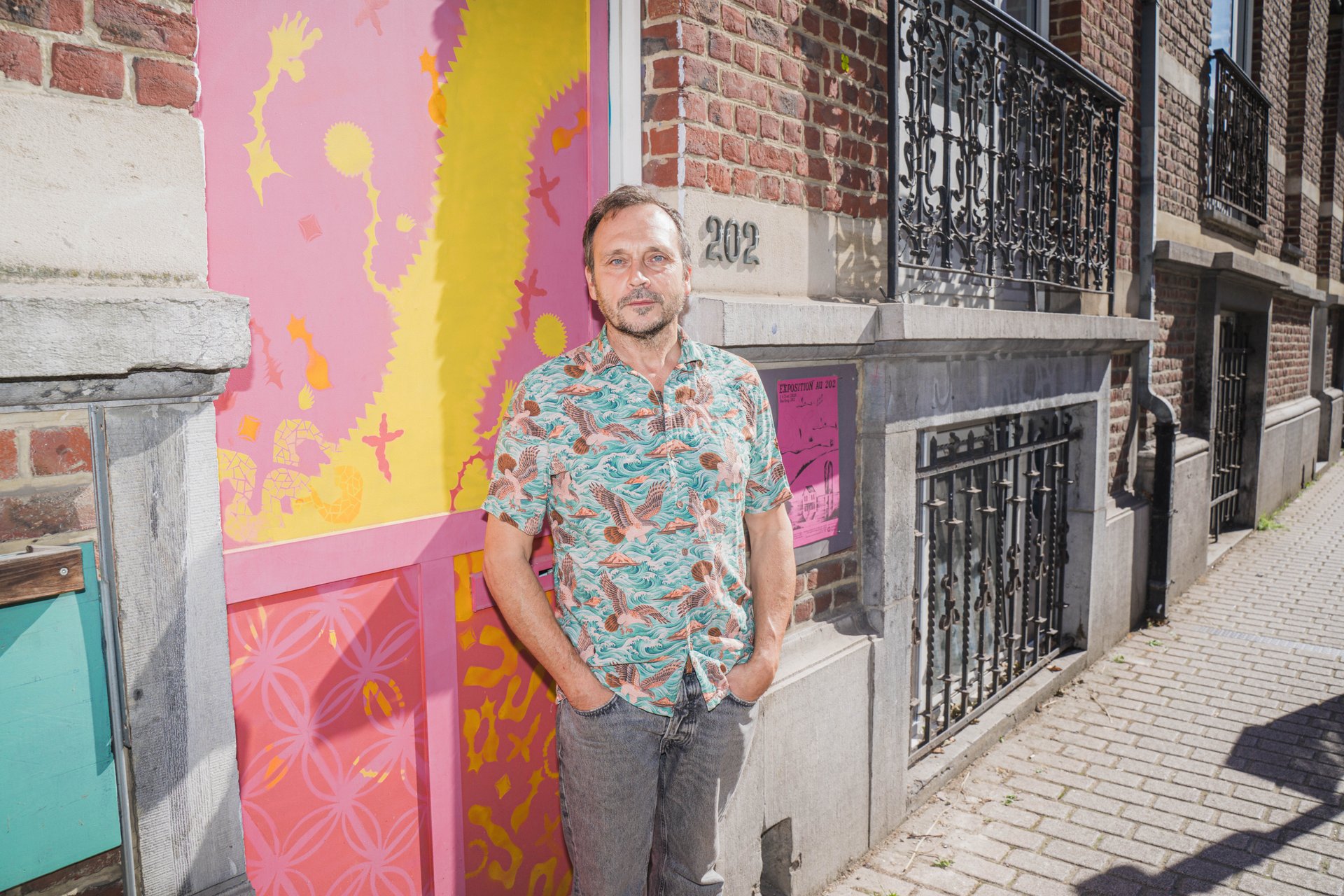 Frédéric Houtteman, chemise fleurie, devant la porte peinte de l'Atelier 202 qui accueille l'exposition collective. Plasticien et origamiste né à Bruxelles, longtemps régisseur de théâtre, Fred Houtteman montre ses papiers pliés en œuvres encadrées, installations et sculptures. À découvrir à l'Atelier 202 (étape n°24), 202 rue Gray, le vendredi 6 novembre de 18h à 22h, puis le samedi 7 et le dimanche 8 de 11h à 18h, pendant le Parcours d'Artistes d'Ixelles 2026.

Crédit photo - Gabrielle Liefooghe pour le Parcours d'Artistes d'Ixelles 2026 @googoo.eyes__ @ici_vaisseau_mere

Crédits & Liens :
Site : https://alombredespapiers.blog
Fiche de l'événement (Dropmuse) : https://dropmuse.art/evenement/parcours-dartistes-dixelles-2026-ateliers-ouverts-creation-locale-ixelles-ixelles-bruxelles
Organisation : Vaisseau Mère — https://www.instagram.com/ici_vaisseau_mere/
Photographe Gabrielle Liefooghe : https://www.gabrielleliefooghe.com/ — https://www.instagram.com/googoo.eyes__/

Kult Ixelles sur DROPMUSE :
https://dropmuse.art/acteur-culturel/kult-ixelles-institution-residence-ixelles