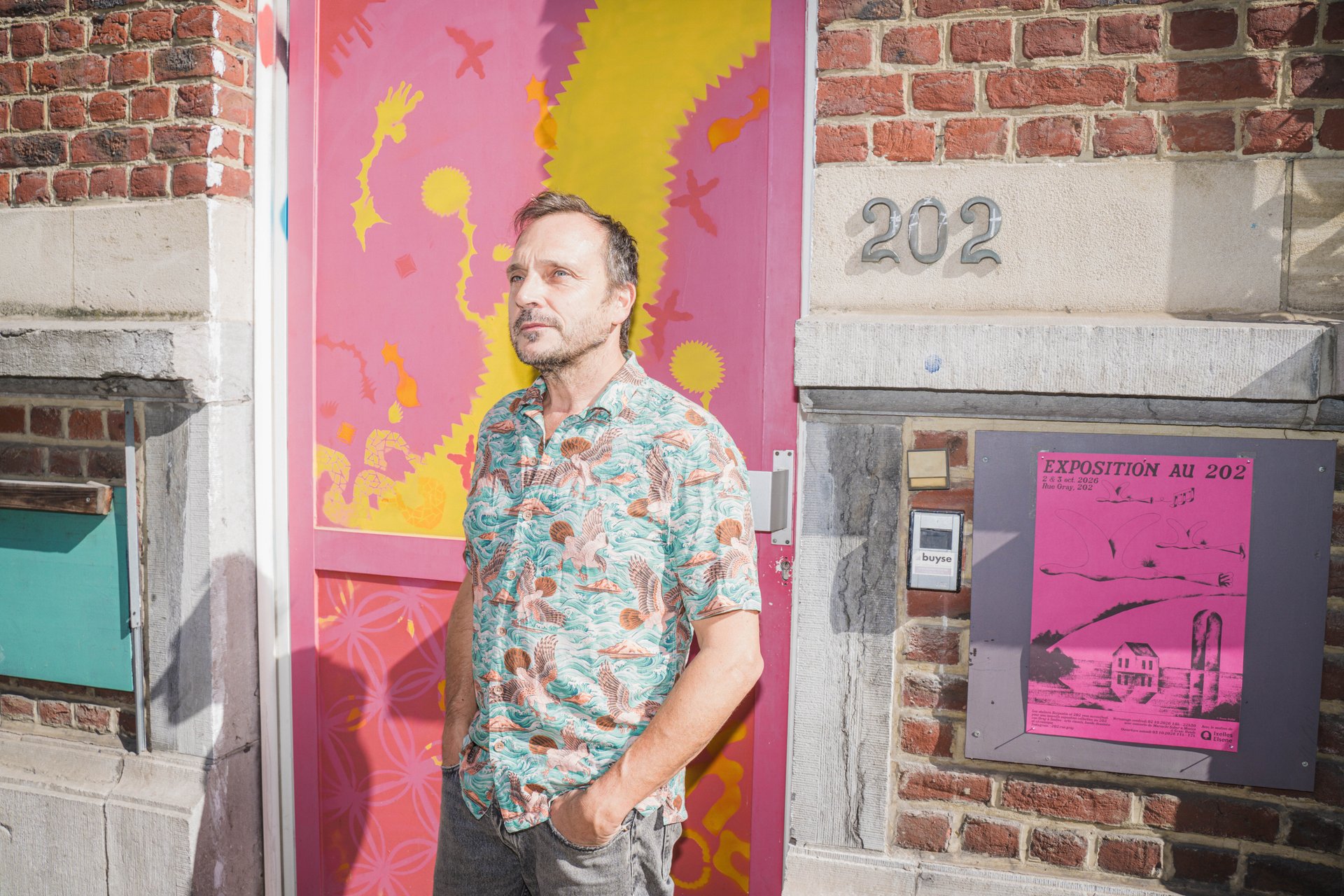 Portrait du plasticien et origamiste Frédéric Houtteman devant la façade colorée de l'Atelier 202, rue Gray. Plasticien et origamiste né à Bruxelles, longtemps régisseur de théâtre, Fred Houtteman montre ses papiers pliés en œuvres encadrées, installations et sculptures. À découvrir à l'Atelier 202 (étape n°24), 202 rue Gray, le vendredi 6 novembre de 18h à 22h, puis le samedi 7 et le dimanche 8 de 11h à 18h, pendant le Parcours d'Artistes d'Ixelles 2026.

Crédit photo - Gabrielle Liefooghe pour le Parcours d'Artistes d'Ixelles 2026 @googoo.eyes__ @ici_vaisseau_mere

Crédits & Liens :
Site : https://alombredespapiers.blog
Fiche de l'événement (Dropmuse) : https://dropmuse.art/evenement/parcours-dartistes-dixelles-2026-ateliers-ouverts-creation-locale-ixelles-ixelles-bruxelles
Organisation : Vaisseau Mère — https://www.instagram.com/ici_vaisseau_mere/
Photographe Gabrielle Liefooghe : https://www.gabrielleliefooghe.com/ — https://www.instagram.com/googoo.eyes__/

Kult Ixelles sur DROPMUSE :
https://dropmuse.art/acteur-culturel/kult-ixelles-institution-residence-ixelles