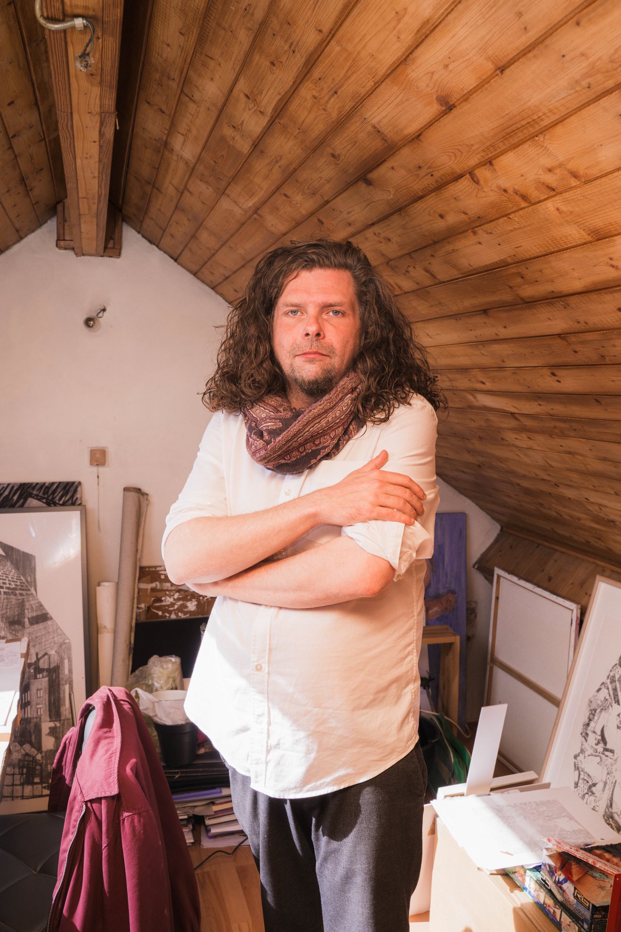 Portrait de l'artiste visuel Hadrien Marteaux, bras croisés, sous la charpente de son atelier rue de l'Athénée. Artiste visuel bruxellois, Hadrien Marteaux dessine, recouvre et fait se heurter des images existantes pour révéler ce qui subsiste d'elles après leur disparition. À découvrir à l'étape n°45 du parcours, 10 rue de l'Athénée, le vendredi 6 novembre de 18h à 22h, puis le samedi 7 et le dimanche 8 de 11h à 18h, pendant le Parcours d'Artistes d'Ixelles 2026.

Crédit photo - Gabrielle Liefooghe pour le Parcours d'Artistes d'Ixelles 2026 @googoo.eyes__ @ici_vaisseau_mere

Crédits & Liens :
Instagram : https://www.instagram.com/hadrien.marteaux/
Site : https://hadrienmarteaux.com
Fiche de l'événement (Dropmuse) : https://dropmuse.art/evenement/parcours-dartistes-dixelles-2026-ateliers-ouverts-creation-locale-ixelles-ixelles-bruxelles
Organisation : Vaisseau Mère — https://www.instagram.com/ici_vaisseau_mere/
Photographe Gabrielle Liefooghe : https://www.gabrielleliefooghe.com/ — https://www.instagram.com/googoo.eyes__/

Kult Ixelles sur DROPMUSE :
https://dropmuse.art/acteur-culturel/kult-ixelles-institution-residence-ixelles