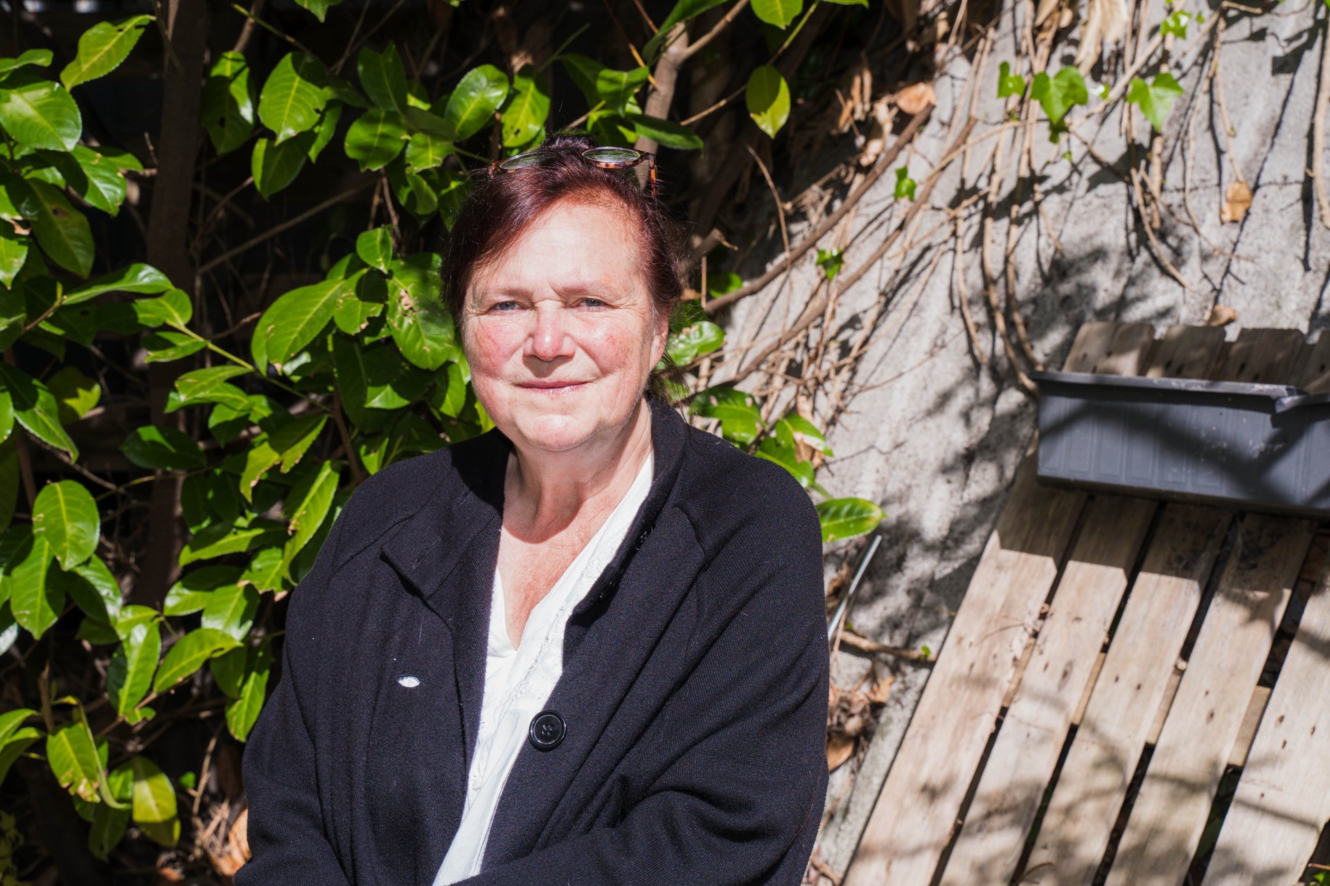 Portrait de la céramiste Isabelle Fabry au soleil, dans le jardin de l'Atelier 202, rue Gray. Céramiste attirée par les possibilités de la porcelaine, Isabelle Fabry en repousse les limites dans des pièces qui jouent avec la lumière et une impression d'infini. À découvrir à l'Atelier 202 (étape n°24), 202 rue Gray, le vendredi 6 novembre de 18h à 22h, puis le samedi 7 et le dimanche 8 de 11h à 18h, pendant le Parcours d'Artistes d'Ixelles 2026.

Crédit photo - Gabrielle Liefooghe pour le Parcours d'Artistes d'Ixelles 2026 @googoo.eyes__ @ici_vaisseau_mere

Crédits & Liens :
Fiche de l'événement (Dropmuse) : https://dropmuse.art/evenement/parcours-dartistes-dixelles-2026-ateliers-ouverts-creation-locale-ixelles-ixelles-bruxelles
Organisation : Vaisseau Mère — https://www.instagram.com/ici_vaisseau_mere/
Photographe Gabrielle Liefooghe : https://www.gabrielleliefooghe.com/ — https://www.instagram.com/googoo.eyes__/

Kult Ixelles sur DROPMUSE :
https://dropmuse.art/acteur-culturel/kult-ixelles-institution-residence-ixelles