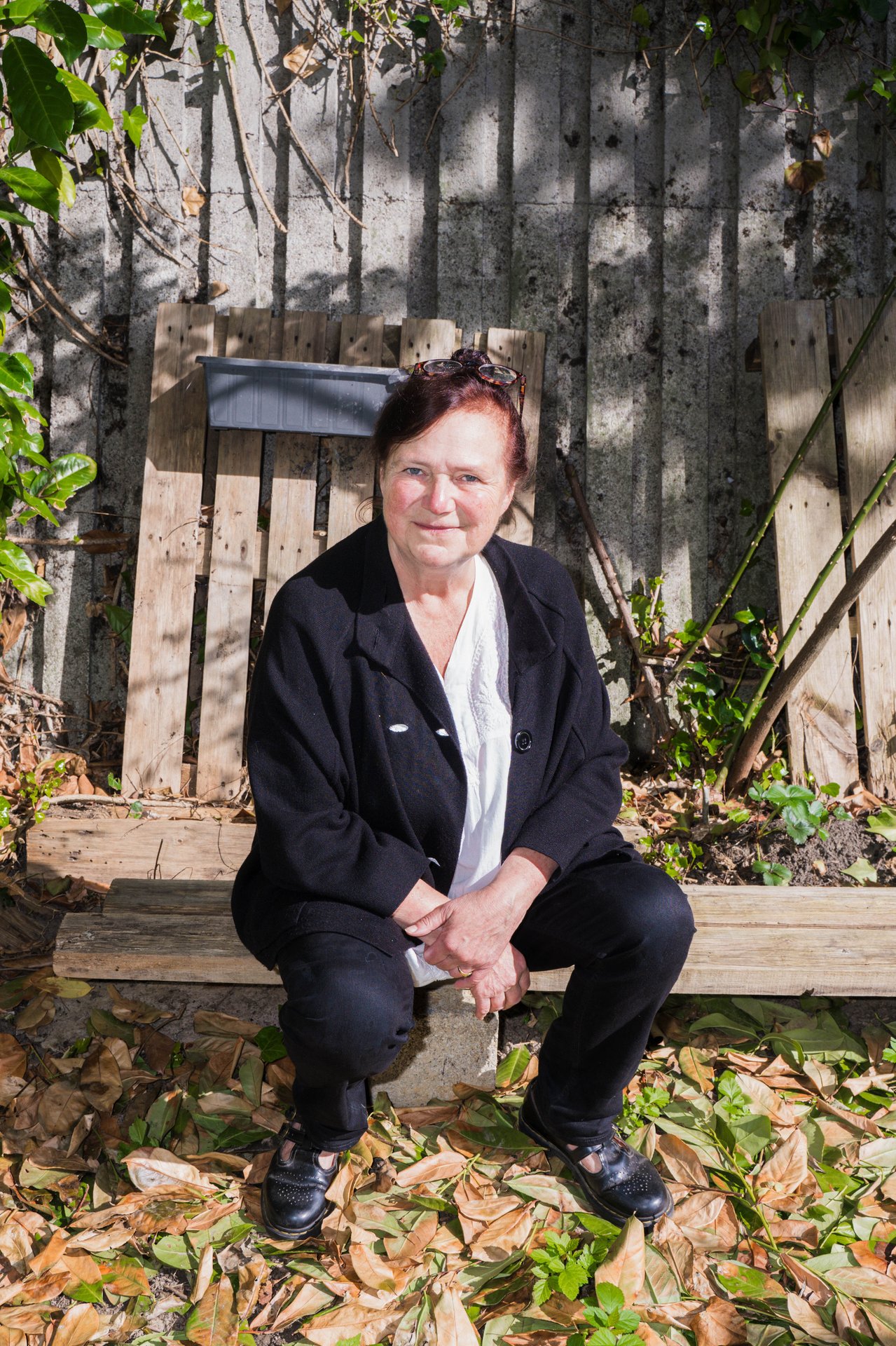 Isabelle Fabry assise sur un banc de bois au jardin, parmi les feuilles mortes, à l'Atelier 202 d'Ixelles. Céramiste attirée par les possibilités de la porcelaine, Isabelle Fabry en repousse les limites dans des pièces qui jouent avec la lumière et une impression d'infini. À découvrir à l'Atelier 202 (étape n°24), 202 rue Gray, le vendredi 6 novembre de 18h à 22h, puis le samedi 7 et le dimanche 8 de 11h à 18h, pendant le Parcours d'Artistes d'Ixelles 2026.

Crédit photo - Gabrielle Liefooghe pour le Parcours d'Artistes d'Ixelles 2026 @googoo.eyes__ @ici_vaisseau_mere

Crédits & Liens :
Fiche de l'événement (Dropmuse) : https://dropmuse.art/evenement/parcours-dartistes-dixelles-2026-ateliers-ouverts-creation-locale-ixelles-ixelles-bruxelles
Organisation : Vaisseau Mère — https://www.instagram.com/ici_vaisseau_mere/
Photographe Gabrielle Liefooghe : https://www.gabrielleliefooghe.com/ — https://www.instagram.com/googoo.eyes__/

Kult Ixelles sur DROPMUSE :
https://dropmuse.art/acteur-culturel/kult-ixelles-institution-residence-ixelles