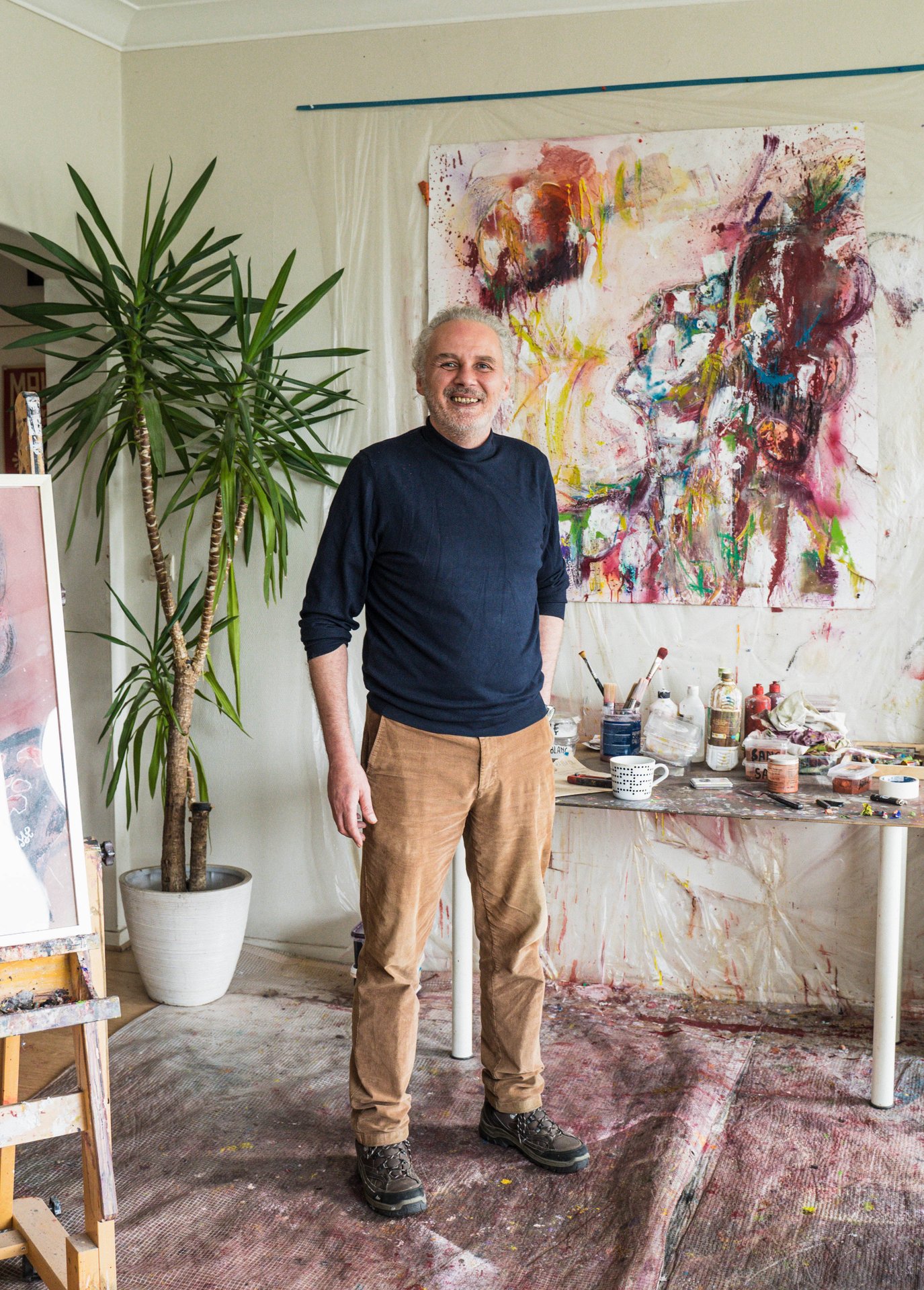 Portrait du peintre Jérôme Selosse dans son atelier de SELOSSE ART, devant une grande toile gestuelle aux couleurs vives. Peintre expressionniste bruxellois et fondateur de SELOSSE ART, Jérôme Selosse développe depuis plus de quinze ans une peinture instinctive du corps, du geste et de l'émotion ; pendant le Parcours, une toile de 2 × 3 m se peint chaque jour avec le public. À découvrir chez SELOSSE ART (étape n°8), 22 avenue Armand Huysmans, le vendredi 6 novembre de 18h à 22h, le samedi 7 de 12h à 20h et le dimanche 8 de 10h à 17h, pendant le Parcours d'Artistes d'Ixelles 2026.

Crédit photo - Gabrielle Liefooghe pour le Parcours d'Artistes d'Ixelles 2026 @googoo.eyes__ @ici_vaisseau_mere

Crédits & Liens :
Sa fiche DROPMUSE : https://dropmuse.art/artiste/jerome-selosse-artiste-numerique-dessinateur-bruxelles
Site : https://www.selosse.art
L'exposition collective : https://dropmuse.art/evenement/exposition-collective-de-6-artistes-belges-a-ixelles-bruxelles-parcours-dartistes-2026-selosse-art-2
Fiche de l'événement (Dropmuse) : https://dropmuse.art/evenement/parcours-dartistes-dixelles-2026-ateliers-ouverts-creation-locale-ixelles-ixelles-bruxelles
Organisation : Vaisseau Mère — https://www.instagram.com/ici_vaisseau_mere/
Photographe Gabrielle Liefooghe : https://www.gabrielleliefooghe.com/ — https://www.instagram.com/googoo.eyes__/

Kult Ixelles sur DROPMUSE :
https://dropmuse.art/acteur-culturel/kult-ixelles-institution-residence-ixelles