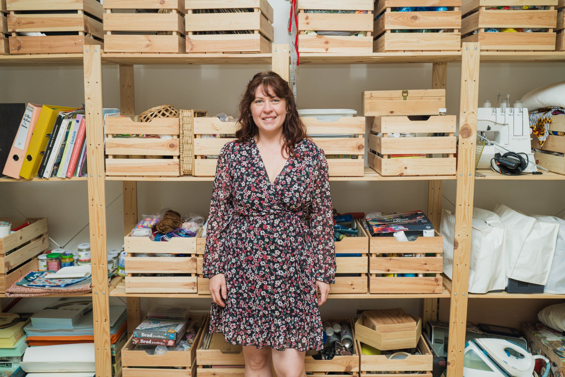 Portrait de Julie Zaganjori, alias Juju Foudi, devant les casiers de bois de son atelier à UR Square. Formée à Saint-Luc, longtemps institutrice puis art-thérapeute, Julie Zaganjori avance par intuition, laissant gestes et accidents guider le dessin jusqu'à ce que l'œuvre s'impose. À découvrir à UR Square (étape n°16), 227 avenue de la Couronne, le vendredi 6 novembre de 18h à 22h, puis le samedi 7 et le dimanche 8 de 11h à 18h, pendant le Parcours d'Artistes d'Ixelles 2026.

Crédit photo - Gabrielle Liefooghe pour le Parcours d'Artistes d'Ixelles 2026 @googoo.eyes__ @ici_vaisseau_mere

Crédits & Liens :
Site : https://jujufoudi.com
Fiche de l'événement (Dropmuse) : https://dropmuse.art/evenement/parcours-dartistes-dixelles-2026-ateliers-ouverts-creation-locale-ixelles-ixelles-bruxelles
Organisation : Vaisseau Mère — https://www.instagram.com/ici_vaisseau_mere/
Photographe Gabrielle Liefooghe : https://www.gabrielleliefooghe.com/ — https://www.instagram.com/googoo.eyes__/

Kult Ixelles sur DROPMUSE :
https://dropmuse.art/acteur-culturel/kult-ixelles-institution-residence-ixelles