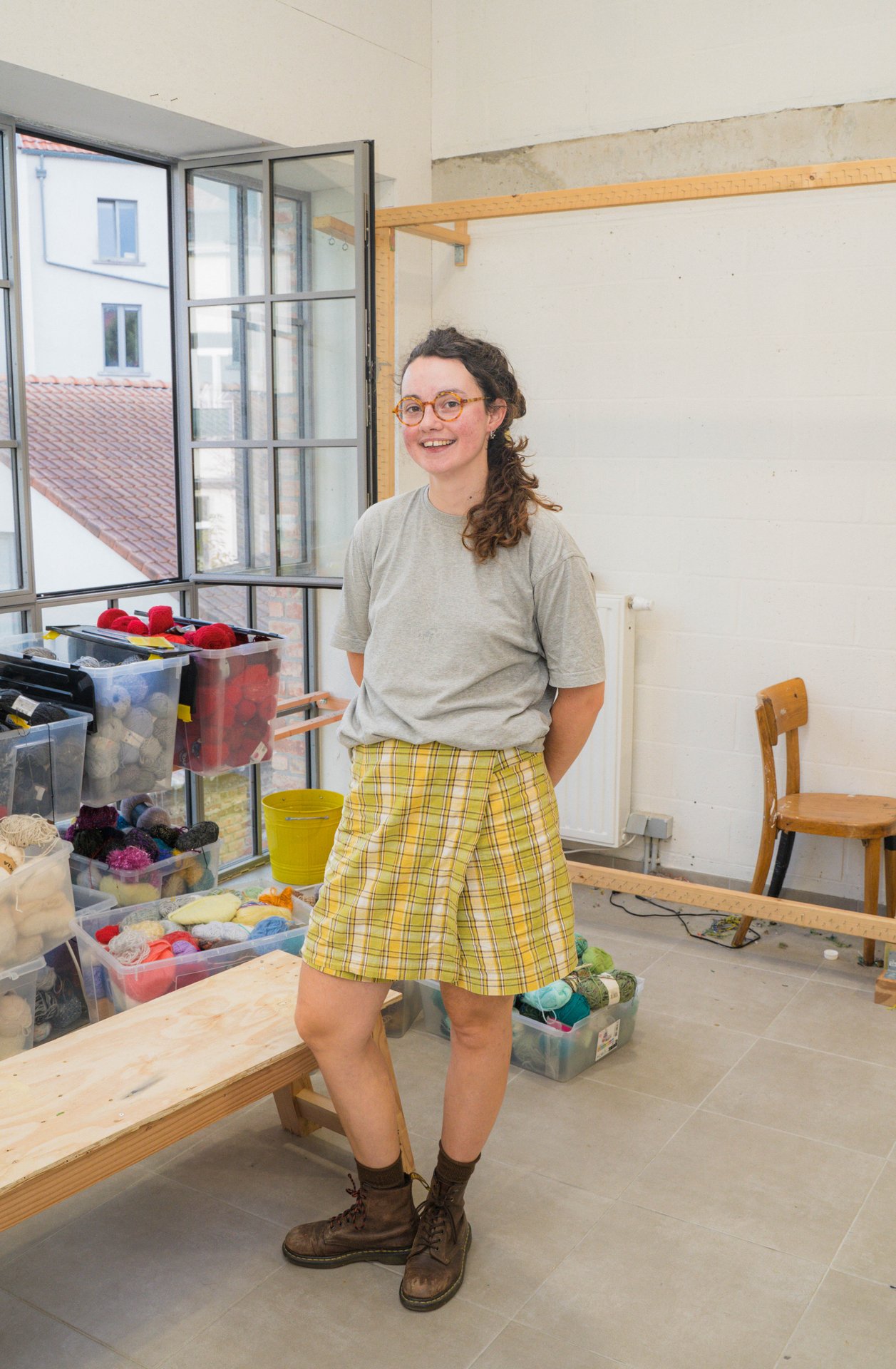 Portrait de l'artiste textile Juliette Vanwaterloo dans son atelier lumineux des KULT XL Ateliers, rue Wiertz. Diplômée en arts textiles à l'Académie royale des Beaux-Arts de Bruxelles, Juliette Vanwaterloo tisse, brode et tufte des images d'actualité pour en faire des outils de mémoire et de résistance. À découvrir aux KULT XL Ateliers 3 (étape n°38), 21a rue Wiertz, le vendredi 6 novembre de 15h à 19h, puis le samedi 7 et le dimanche 8 de 14h à 18h, pendant le Parcours d'Artistes d'Ixelles 2026.

Crédit photo - Gabrielle Liefooghe pour le Parcours d'Artistes d'Ixelles 2026 @googoo.eyes__ @ici_vaisseau_mere

Crédits & Liens :
Instagram : https://www.instagram.com/juliettevanwaterloo/
Fiche de l'événement (Dropmuse) : https://dropmuse.art/evenement/parcours-dartistes-dixelles-2026-ateliers-ouverts-creation-locale-ixelles-ixelles-bruxelles
Organisation : Vaisseau Mère — https://www.instagram.com/ici_vaisseau_mere/
Photographe Gabrielle Liefooghe : https://www.gabrielleliefooghe.com/ — https://www.instagram.com/googoo.eyes__/

Kult Ixelles sur DROPMUSE :
https://dropmuse.art/acteur-culturel/kult-ixelles-institution-residence-ixelles