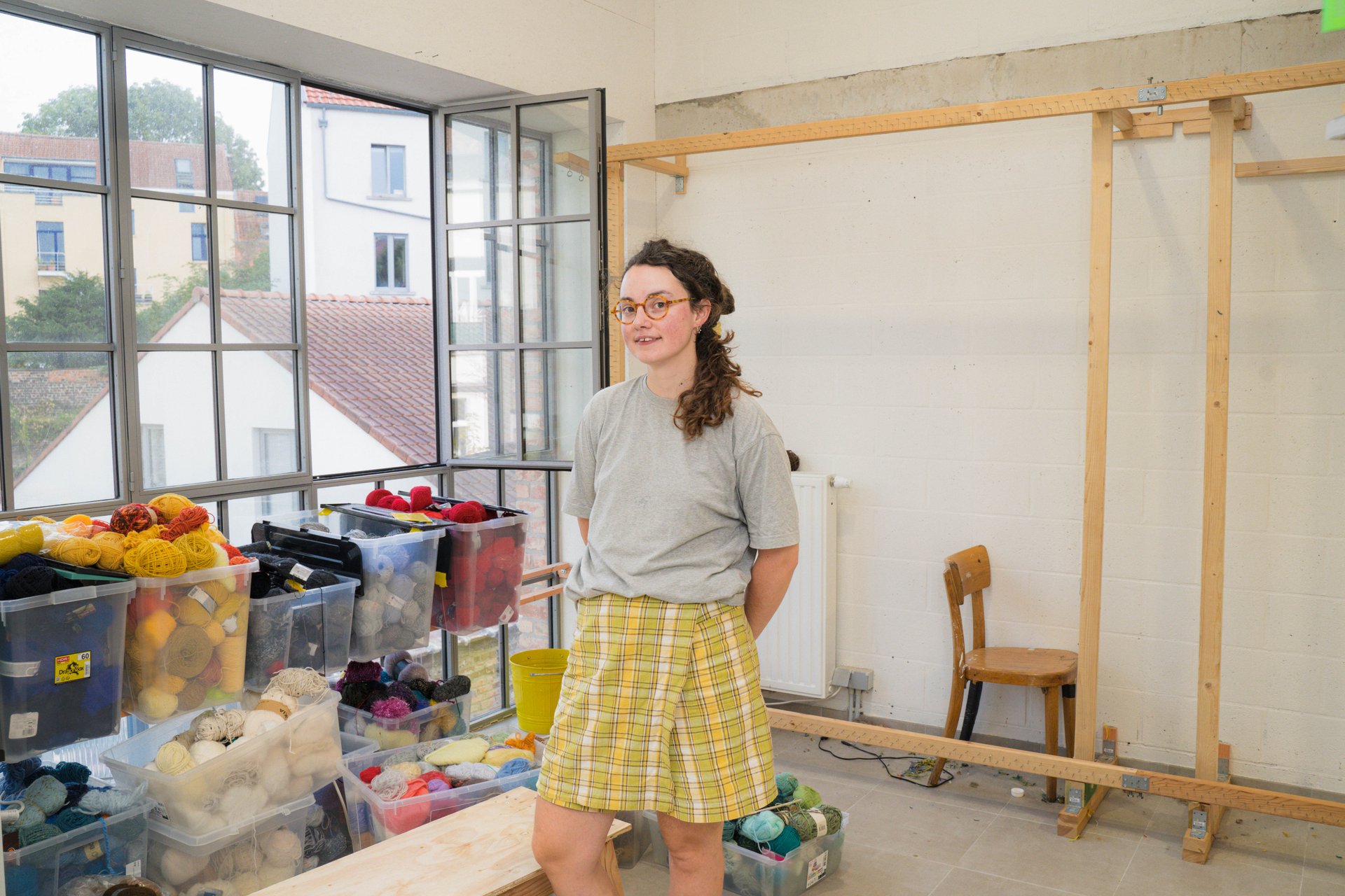 Juliette Vanwaterloo devant ses bacs de laines colorées et un grand cadre de tissage, aux KULT XL Ateliers. Diplômée en arts textiles à l'Académie royale des Beaux-Arts de Bruxelles, Juliette Vanwaterloo tisse, brode et tufte des images d'actualité pour en faire des outils de mémoire et de résistance. À découvrir aux KULT XL Ateliers 3 (étape n°38), 21a rue Wiertz, le vendredi 6 novembre de 15h à 19h, puis le samedi 7 et le dimanche 8 de 14h à 18h, pendant le Parcours d'Artistes d'Ixelles 2026.

Crédit photo - Gabrielle Liefooghe pour le Parcours d'Artistes d'Ixelles 2026 @googoo.eyes__ @ici_vaisseau_mere

Crédits & Liens :
Instagram : https://www.instagram.com/juliettevanwaterloo/
Fiche de l'événement (Dropmuse) : https://dropmuse.art/evenement/parcours-dartistes-dixelles-2026-ateliers-ouverts-creation-locale-ixelles-ixelles-bruxelles
Organisation : Vaisseau Mère — https://www.instagram.com/ici_vaisseau_mere/
Photographe Gabrielle Liefooghe : https://www.gabrielleliefooghe.com/ — https://www.instagram.com/googoo.eyes__/

Kult Ixelles sur DROPMUSE :
https://dropmuse.art/acteur-culturel/kult-ixelles-institution-residence-ixelles