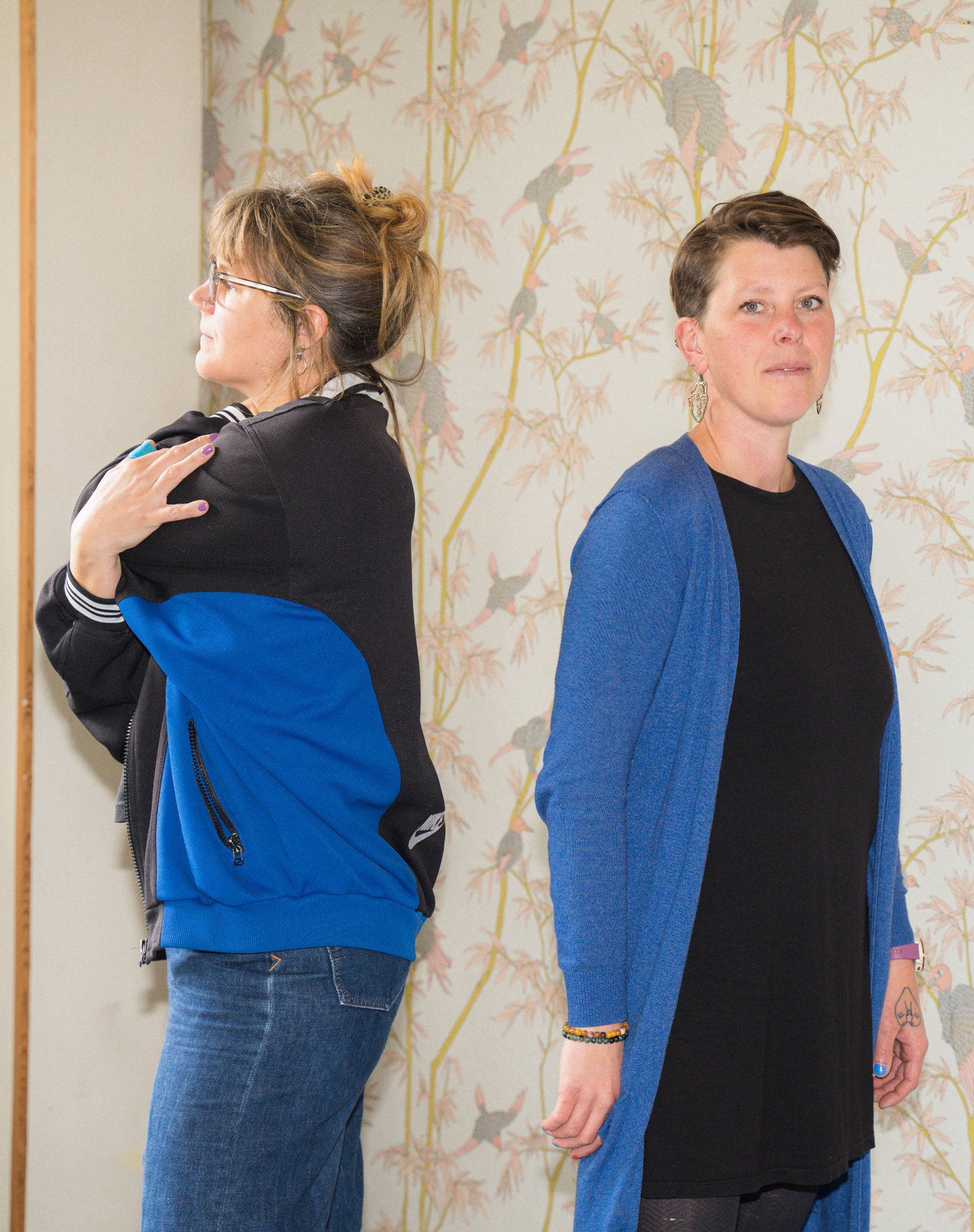 Nadia Desormeaux et Laurence Fonsny, le duo de LaNaLab, posent devant un papier peint fleuri à UR Square. LaNaLab est le laboratoire de Laurence Fonsny et Nadia Desormeaux : l'une invente des formes hybrides entre corps humain, animal et végétal, l'autre façonne une céramique nourrie d'argile, de cendres, d'algues et de coquillages. À découvrir à UR Square (étape n°16), 227 avenue de la Couronne, le vendredi 6 novembre de 18h à 22h, puis le samedi 7 et le dimanche 8 de 11h à 18h, pendant le Parcours d'Artistes d'Ixelles 2026.

Crédit photo - Gabrielle Liefooghe pour le Parcours d'Artistes d'Ixelles 2026 @googoo.eyes__ @ici_vaisseau_mere

Crédits & Liens :
Instagram : https://www.instagram.com/laurencefonsny/
Fiche de l'événement (Dropmuse) : https://dropmuse.art/evenement/parcours-dartistes-dixelles-2026-ateliers-ouverts-creation-locale-ixelles-ixelles-bruxelles
Organisation : Vaisseau Mère — https://www.instagram.com/ici_vaisseau_mere/
Photographe Gabrielle Liefooghe : https://www.gabrielleliefooghe.com/ — https://www.instagram.com/googoo.eyes__/

Kult Ixelles sur DROPMUSE :
https://dropmuse.art/acteur-culturel/kult-ixelles-institution-residence-ixelles
