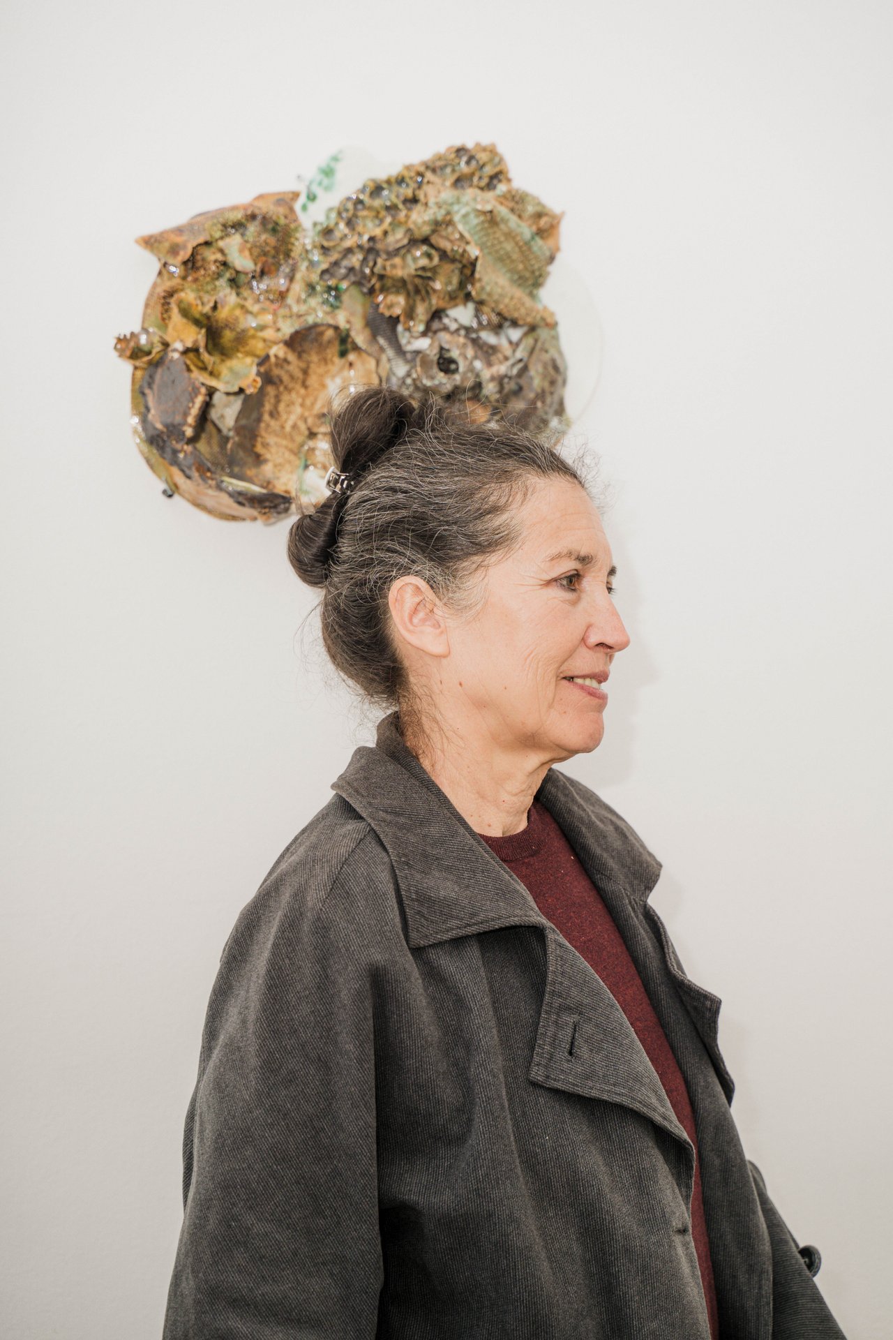Portrait de profil de la céramiste Laura Vanhué sous l'une de ses pièces murales en terre émaillée. Céramiste, Laura Vanhué explore les métamorphoses de l'argile, de la terre humide à la cuisson qui fait naître couleurs et effets inattendus. À découvrir à l'Atelier 202 (étape n°24), 202 rue Gray, le vendredi 6 novembre de 18h à 22h, puis le samedi 7 et le dimanche 8 de 11h à 18h, pendant le Parcours d'Artistes d'Ixelles 2026.

Crédit photo - Gabrielle Liefooghe pour le Parcours d'Artistes d'Ixelles 2026 @googoo.eyes__ @ici_vaisseau_mere

Crédits & Liens :
Instagram : https://www.instagram.com/laura_ceramique/
Fiche de l'événement (Dropmuse) : https://dropmuse.art/evenement/parcours-dartistes-dixelles-2026-ateliers-ouverts-creation-locale-ixelles-ixelles-bruxelles
Organisation : Vaisseau Mère — https://www.instagram.com/ici_vaisseau_mere/
Photographe Gabrielle Liefooghe : https://www.gabrielleliefooghe.com/ — https://www.instagram.com/googoo.eyes__/

Kult Ixelles sur DROPMUSE :
https://dropmuse.art/acteur-culturel/kult-ixelles-institution-residence-ixelles