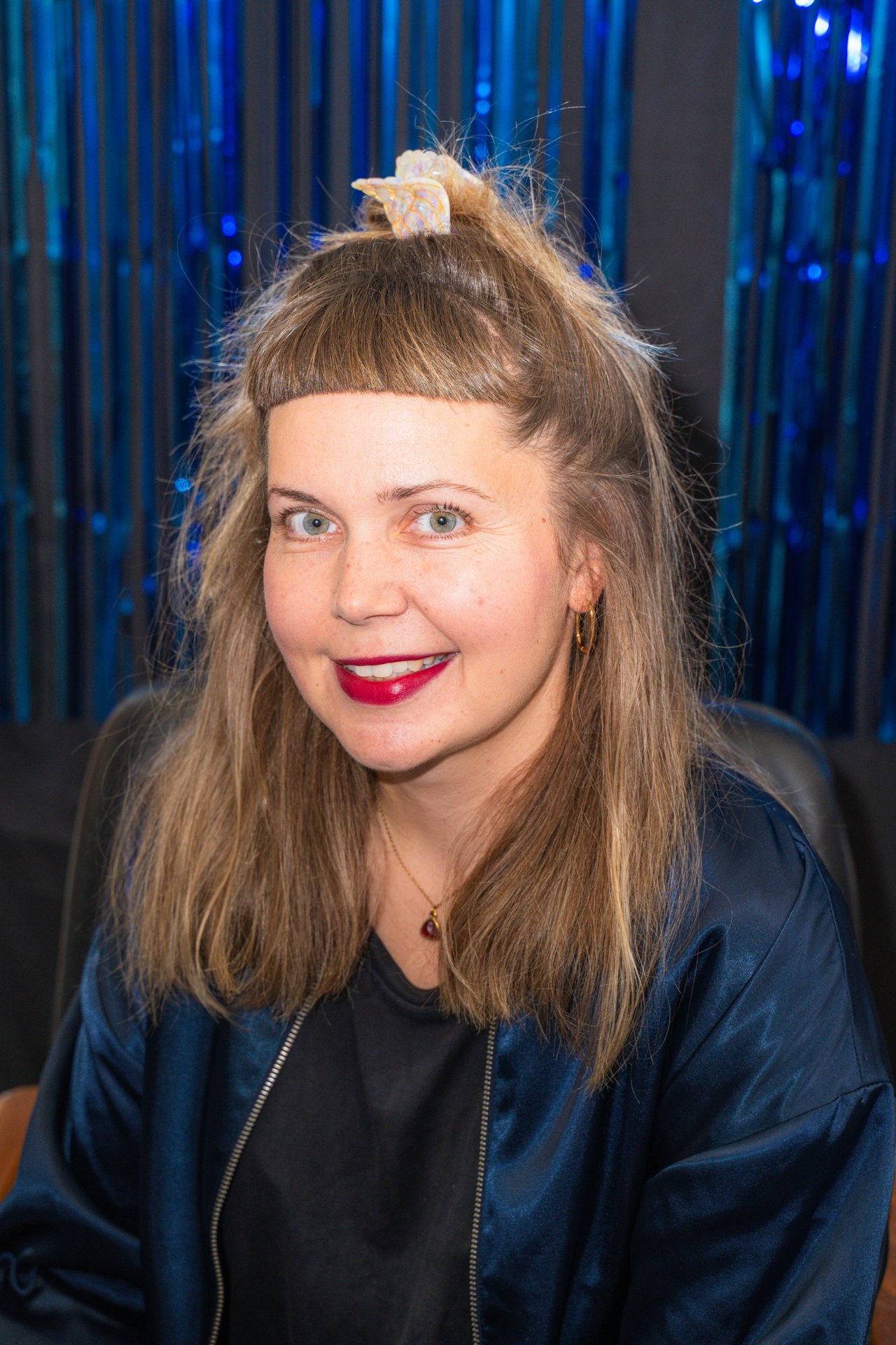 Portrait souriant de la photographe Louise Schmidt devant un rideau bleu scintillant à UR Square. Photographe diplômée de l'École Agnès Varda, Louise Schmidt s'attache à la présence et à l'identité de ses sujets, et développe des séries entre réel et poésie du quotidien. À découvrir à UR Square (étape n°16), 227 avenue de la Couronne, le vendredi 6 novembre de 18h à 22h, puis le samedi 7 et le dimanche 8 de 11h à 18h, pendant le Parcours d'Artistes d'Ixelles 2026.

Crédit photo - Gabrielle Liefooghe pour le Parcours d'Artistes d'Ixelles 2026 @googoo.eyes__ @ici_vaisseau_mere

Crédits & Liens :
Site : https://louiseschmidtphotography.com
Fiche de l'événement (Dropmuse) : https://dropmuse.art/evenement/parcours-dartistes-dixelles-2026-ateliers-ouverts-creation-locale-ixelles-ixelles-bruxelles
Organisation : Vaisseau Mère — https://www.instagram.com/ici_vaisseau_mere/
Photographe Gabrielle Liefooghe : https://www.gabrielleliefooghe.com/ — https://www.instagram.com/googoo.eyes__/

Kult Ixelles sur DROPMUSE :
https://dropmuse.art/acteur-culturel/kult-ixelles-institution-residence-ixelles