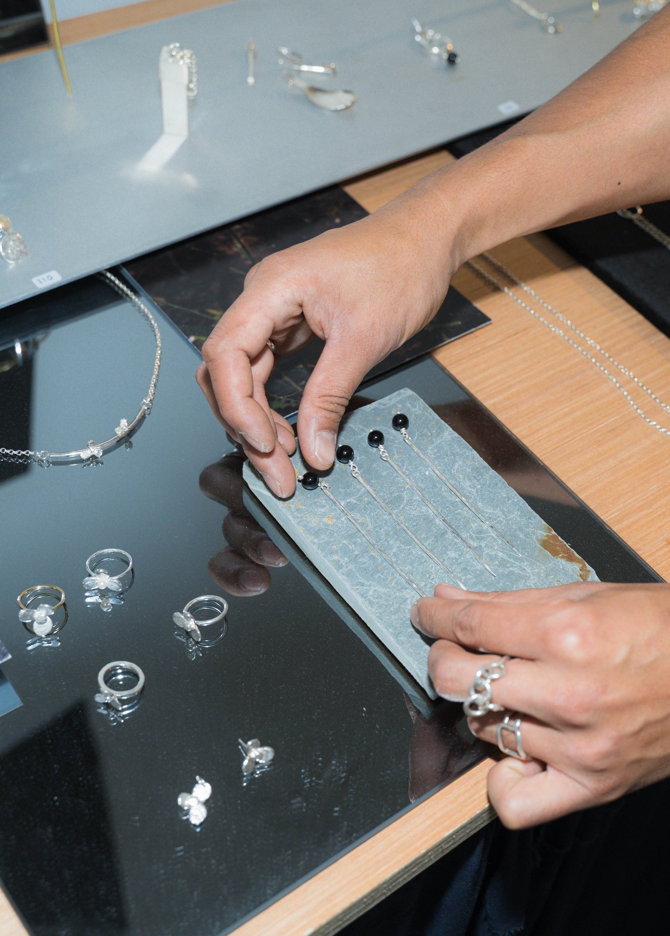 Gros plan sur des mains qui assemblent des bijoux en argent sur un présentoir, à la Maison Chimères. Atelier collectif ouvert en 2024, la Maison Chimères réunit Adèle Dendaletche (chaussures expérimentales), Emil MBR (illustration), Pail Jewellery (bijoux), BR00KLYN B3B3 (textile et graphisme), Sticky (arts visuels et design culinaire), Laura Méresse (céramique) et Maigre Serpent (graphisme), avec un marché de créateurs. À découvrir à la Maison Chimères (étape n°32), 293 chaussée d'Ixelles, le vendredi 6 novembre de 18h à 22h, puis le samedi 7 et le dimanche 8 de 11h à 18h, pendant le Parcours d'Artistes d'Ixelles 2026.

Crédit photo - Gabrielle Liefooghe pour le Parcours d'Artistes d'Ixelles 2026 @googoo.eyes__ @ici_vaisseau_mere

Crédits & Liens :
Fiche de l'événement (Dropmuse) : https://dropmuse.art/evenement/parcours-dartistes-dixelles-2026-ateliers-ouverts-creation-locale-ixelles-ixelles-bruxelles
Organisation : Vaisseau Mère — https://www.instagram.com/ici_vaisseau_mere/
Photographe Gabrielle Liefooghe : https://www.gabrielleliefooghe.com/ — https://www.instagram.com/googoo.eyes__/

Kult Ixelles sur DROPMUSE :
https://dropmuse.art/acteur-culturel/kult-ixelles-institution-residence-ixelles
