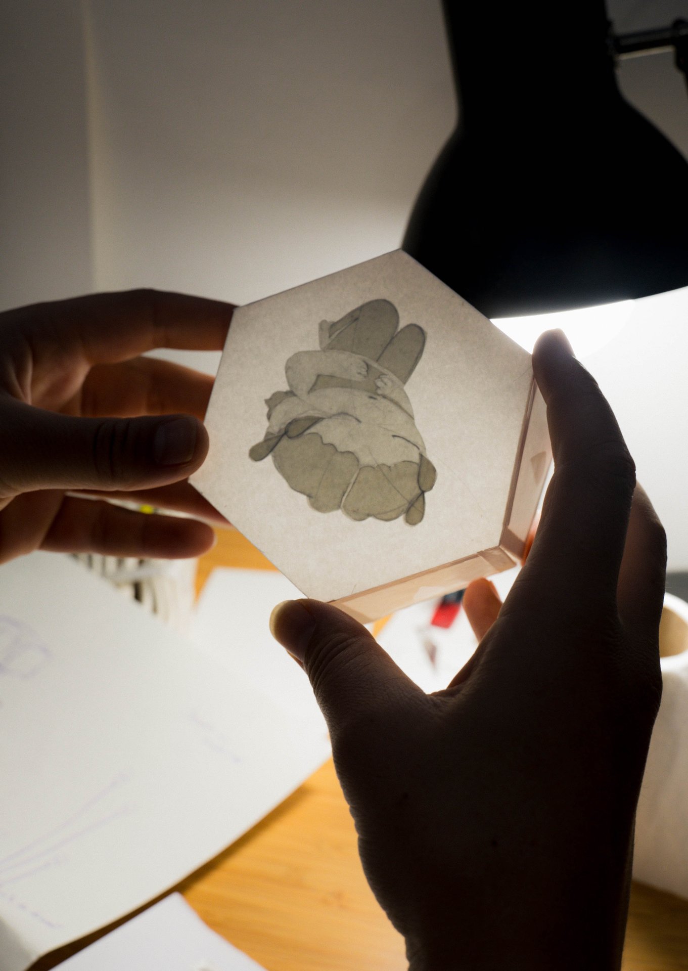 Une main tient à contre-jour un carreau hexagonal translucide orné d'un motif gris-vert, à la Maison Chimères. Atelier collectif ouvert en 2024, la Maison Chimères réunit Adèle Dendaletche (chaussures expérimentales), Emil MBR (illustration), Pail Jewellery (bijoux), BR00KLYN B3B3 (textile et graphisme), Sticky (arts visuels et design culinaire), Laura Méresse (céramique) et Maigre Serpent (graphisme), avec un marché de créateurs. À découvrir à la Maison Chimères (étape n°32), 293 chaussée d'Ixelles, le vendredi 6 novembre de 18h à 22h, puis le samedi 7 et le dimanche 8 de 11h à 18h, pendant le Parcours d'Artistes d'Ixelles 2026.

Crédit photo - Gabrielle Liefooghe pour le Parcours d'Artistes d'Ixelles 2026 @googoo.eyes__ @ici_vaisseau_mere

Crédits & Liens :
Fiche de l'événement (Dropmuse) : https://dropmuse.art/evenement/parcours-dartistes-dixelles-2026-ateliers-ouverts-creation-locale-ixelles-ixelles-bruxelles
Organisation : Vaisseau Mère — https://www.instagram.com/ici_vaisseau_mere/
Photographe Gabrielle Liefooghe : https://www.gabrielleliefooghe.com/ — https://www.instagram.com/googoo.eyes__/

Kult Ixelles sur DROPMUSE :
https://dropmuse.art/acteur-culturel/kult-ixelles-institution-residence-ixelles