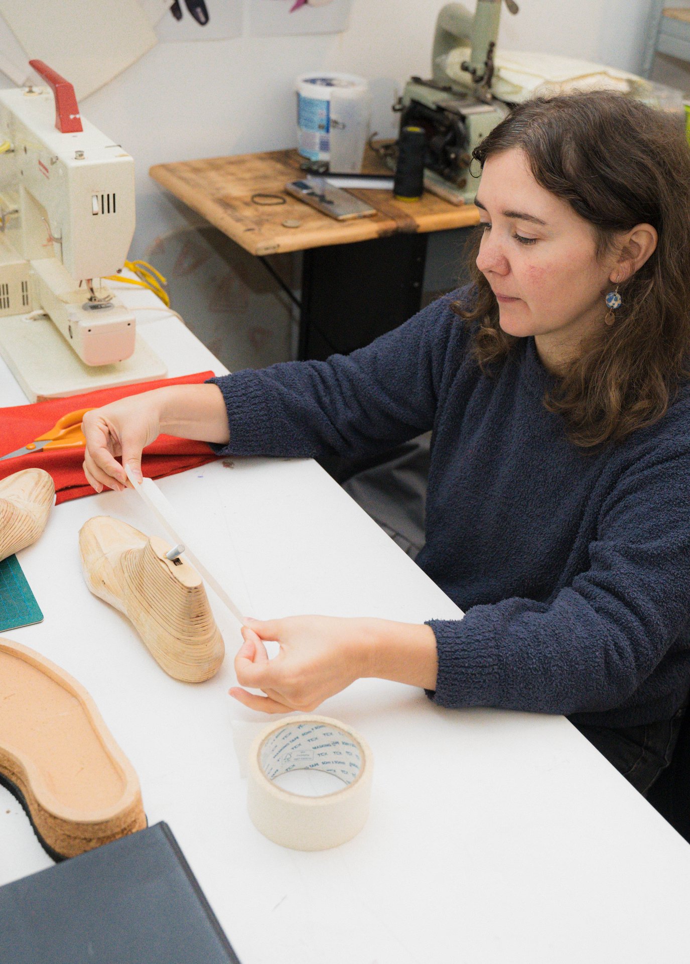 À la Maison Chimères, une créatrice travaille une forme de chaussure en bois, entre machine à coudre et semelles en liège. Atelier collectif ouvert en 2024, la Maison Chimères réunit Adèle Dendaletche (chaussures expérimentales), Emil MBR (illustration), Pail Jewellery (bijoux), BR00KLYN B3B3 (textile et graphisme), Sticky (arts visuels et design culinaire), Laura Méresse (céramique) et Maigre Serpent (graphisme), avec un marché de créateurs. À découvrir à la Maison Chimères (étape n°32), 293 chaussée d'Ixelles, le vendredi 6 novembre de 18h à 22h, puis le samedi 7 et le dimanche 8 de 11h à 18h, pendant le Parcours d'Artistes d'Ixelles 2026.

Crédit photo - Gabrielle Liefooghe pour le Parcours d'Artistes d'Ixelles 2026 @googoo.eyes__ @ici_vaisseau_mere

Crédits & Liens :
Fiche de l'événement (Dropmuse) : https://dropmuse.art/evenement/parcours-dartistes-dixelles-2026-ateliers-ouverts-creation-locale-ixelles-ixelles-bruxelles
Organisation : Vaisseau Mère — https://www.instagram.com/ici_vaisseau_mere/
Photographe Gabrielle Liefooghe : https://www.gabrielleliefooghe.com/ — https://www.instagram.com/googoo.eyes__/

Kult Ixelles sur DROPMUSE :
https://dropmuse.art/acteur-culturel/kult-ixelles-institution-residence-ixelles