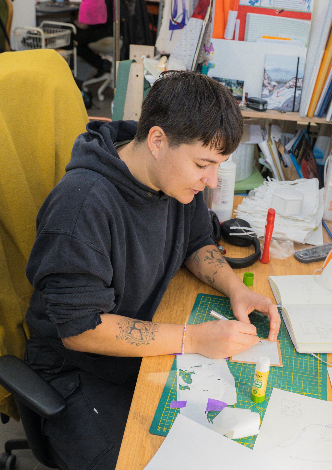 Penché·e sur sa table, un·e artiste de la Maison Chimères dessine et découpe parmi carnets, tubes de colle et papiers. Atelier collectif ouvert en 2024, la Maison Chimères réunit Adèle Dendaletche (chaussures expérimentales), Emil MBR (illustration), Pail Jewellery (bijoux), BR00KLYN B3B3 (textile et graphisme), Sticky (arts visuels et design culinaire), Laura Méresse (céramique) et Maigre Serpent (graphisme), avec un marché de créateurs. À découvrir à la Maison Chimères (étape n°32), 293 chaussée d'Ixelles, le vendredi 6 novembre de 18h à 22h, puis le samedi 7 et le dimanche 8 de 11h à 18h, pendant le Parcours d'Artistes d'Ixelles 2026.

Crédit photo - Gabrielle Liefooghe pour le Parcours d'Artistes d'Ixelles 2026 @googoo.eyes__ @ici_vaisseau_mere

Crédits & Liens :
Fiche de l'événement (Dropmuse) : https://dropmuse.art/evenement/parcours-dartistes-dixelles-2026-ateliers-ouverts-creation-locale-ixelles-ixelles-bruxelles
Organisation : Vaisseau Mère — https://www.instagram.com/ici_vaisseau_mere/
Photographe Gabrielle Liefooghe : https://www.gabrielleliefooghe.com/ — https://www.instagram.com/googoo.eyes__/

Kult Ixelles sur DROPMUSE :
https://dropmuse.art/acteur-culturel/kult-ixelles-institution-residence-ixelles