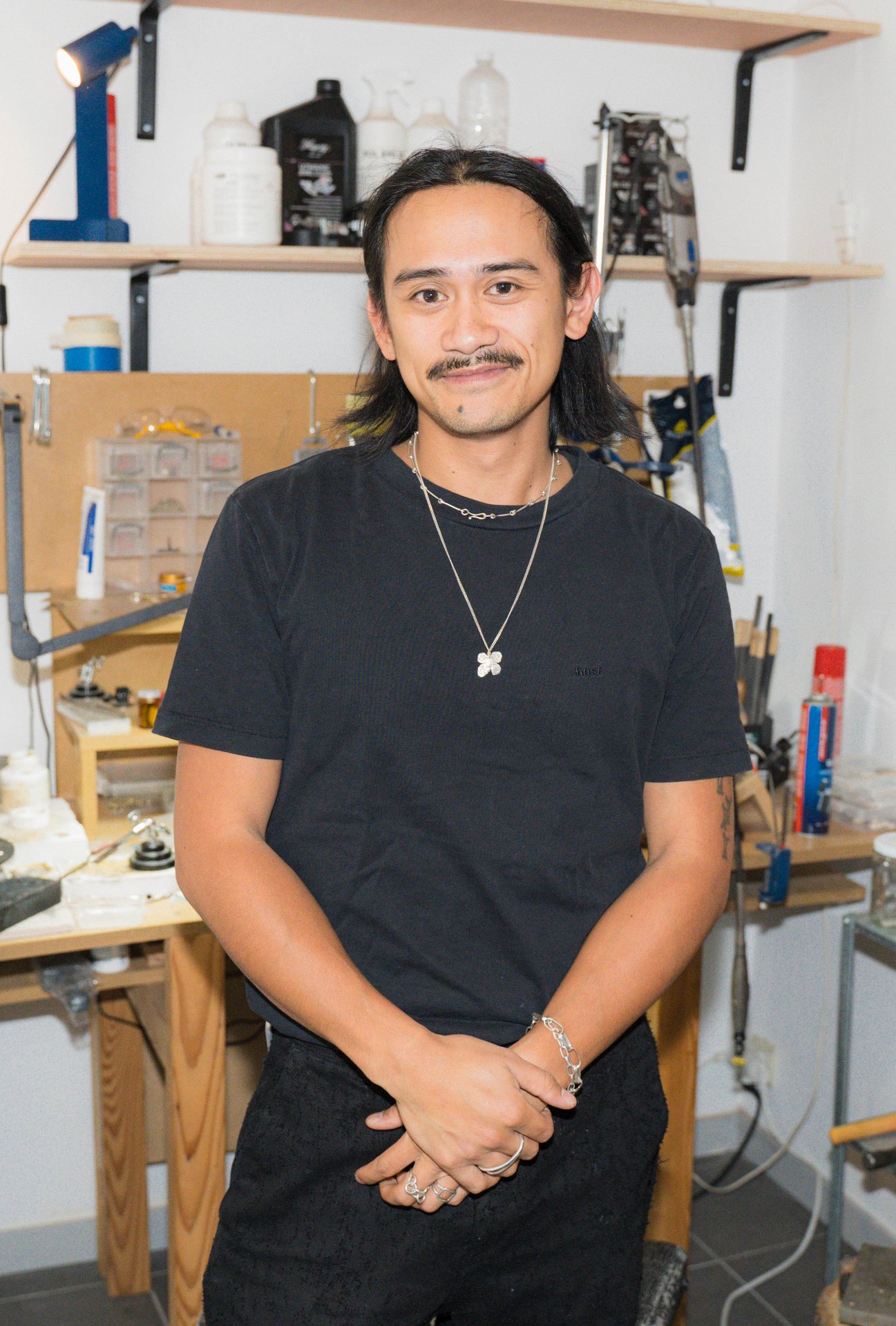 Portrait souriant d'un créateur de la Maison Chimères devant les étagères d'outils de l'atelier collectif. Atelier collectif ouvert en 2024, la Maison Chimères réunit Adèle Dendaletche (chaussures expérimentales), Emil MBR (illustration), Pail Jewellery (bijoux), BR00KLYN B3B3 (textile et graphisme), Sticky (arts visuels et design culinaire), Laura Méresse (céramique) et Maigre Serpent (graphisme), avec un marché de créateurs. À découvrir à la Maison Chimères (étape n°32), 293 chaussée d'Ixelles, le vendredi 6 novembre de 18h à 22h, puis le samedi 7 et le dimanche 8 de 11h à 18h, pendant le Parcours d'Artistes d'Ixelles 2026.

Crédit photo - Gabrielle Liefooghe pour le Parcours d'Artistes d'Ixelles 2026 @googoo.eyes__ @ici_vaisseau_mere

Crédits & Liens :
Fiche de l'événement (Dropmuse) : https://dropmuse.art/evenement/parcours-dartistes-dixelles-2026-ateliers-ouverts-creation-locale-ixelles-ixelles-bruxelles
Organisation : Vaisseau Mère — https://www.instagram.com/ici_vaisseau_mere/
Photographe Gabrielle Liefooghe : https://www.gabrielleliefooghe.com/ — https://www.instagram.com/googoo.eyes__/

Kult Ixelles sur DROPMUSE :
https://dropmuse.art/acteur-culturel/kult-ixelles-institution-residence-ixelles