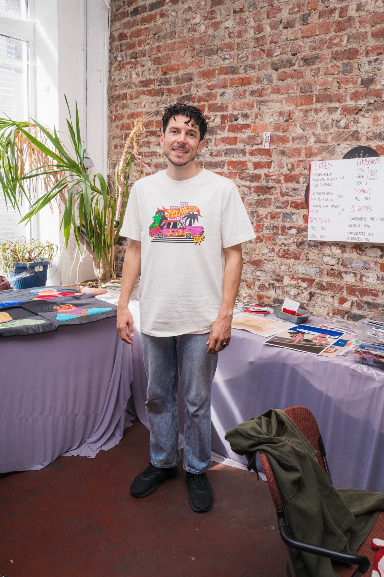 L'artiste textile Daniele Manno, alias Maninelkaos, dans son espace à la Salle Dublin, entre broderies et tables de travail. Artiste visuel, illustrateur et médiateur culturel italien installé à Bruxelles, Maninelkaos brode des foules fragiles autour de l'identité hybride, de l'exil et des migrations ; il présente « Fragile Humanity ». À découvrir à la Salle Dublin (étape n°48), 13 rue de Dublin, le vendredi 6 novembre de 18h à 22h, puis le samedi 7 et le dimanche 8 de 11h à 18h, pendant le Parcours d'Artistes d'Ixelles 2026.

Crédit photo - Gabrielle Liefooghe pour le Parcours d'Artistes d'Ixelles 2026 @googoo.eyes__ @ici_vaisseau_mere

Crédits & Liens :
Instagram : https://www.instagram.com/maninelkaos/
Fiche de l'événement (Dropmuse) : https://dropmuse.art/evenement/parcours-dartistes-dixelles-2026-ateliers-ouverts-creation-locale-ixelles-ixelles-bruxelles
Organisation : Vaisseau Mère — https://www.instagram.com/ici_vaisseau_mere/
Photographe Gabrielle Liefooghe : https://www.gabrielleliefooghe.com/ — https://www.instagram.com/googoo.eyes__/

Kult Ixelles sur DROPMUSE :
https://dropmuse.art/acteur-culturel/kult-ixelles-institution-residence-ixelles