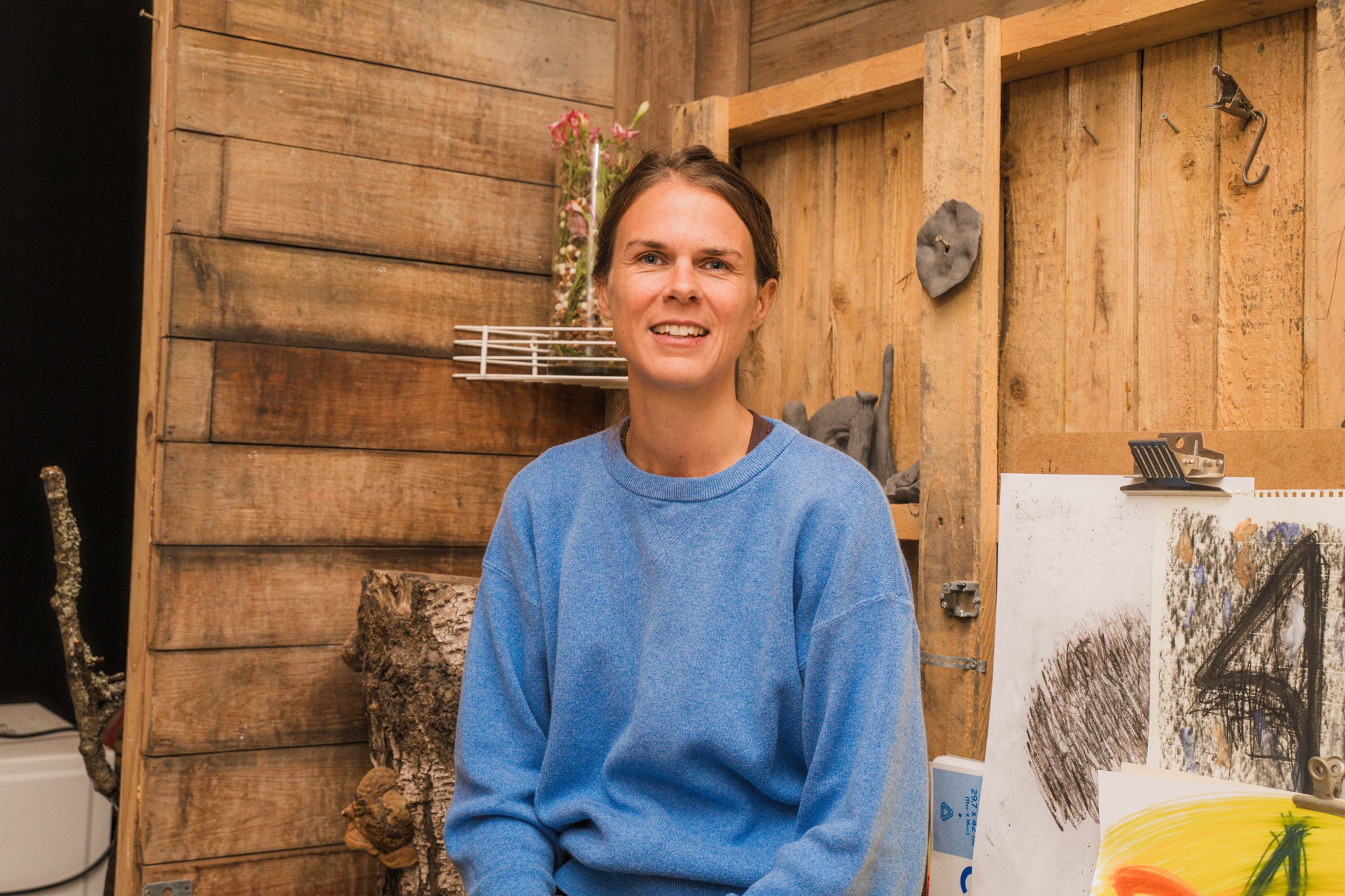 Portrait souriant de l'artiste Nastasja Otte dans son atelier aux murs de bois, rue Goffart à Ixelles. Nastasja Otte présente « Arches », une grande photographie d'un corps arqué vers le ciel, et la performance « Traversée ». À découvrir à l'étape n°37 du parcours, 54 rue Goffart, le vendredi 6 novembre de 18h à 22h, puis le samedi 7 et le dimanche 8 de 11h à 18h, pendant le Parcours d'Artistes d'Ixelles 2026.

Crédit photo - Gabrielle Liefooghe pour le Parcours d'Artistes d'Ixelles 2026 @googoo.eyes__ @ici_vaisseau_mere

Crédits & Liens :
Site : https://onestana.com
Instagram : https://www.instagram.com/nastasja.otte/
Fiche de l'événement (Dropmuse) : https://dropmuse.art/evenement/parcours-dartistes-dixelles-2026-ateliers-ouverts-creation-locale-ixelles-ixelles-bruxelles
Organisation : Vaisseau Mère — https://www.instagram.com/ici_vaisseau_mere/
Photographe Gabrielle Liefooghe : https://www.gabrielleliefooghe.com/ — https://www.instagram.com/googoo.eyes__/

Kult Ixelles sur DROPMUSE :
https://dropmuse.art/acteur-culturel/kult-ixelles-institution-residence-ixelles