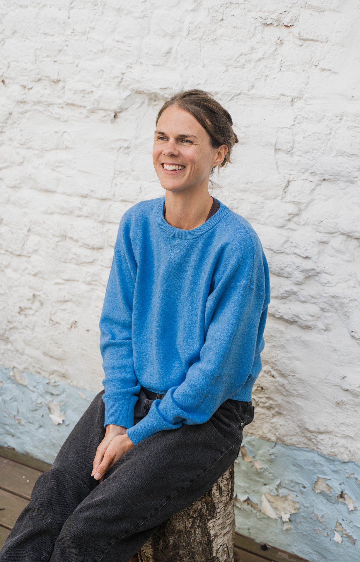 Nastasja Otte, pull bleu, assise contre un mur de briques blanchies, avant de présenter « Arches » et « Traversée ». Nastasja Otte présente « Arches », une grande photographie d'un corps arqué vers le ciel, et la performance « Traversée ». À découvrir à l'étape n°37 du parcours, 54 rue Goffart, le vendredi 6 novembre de 18h à 22h, puis le samedi 7 et le dimanche 8 de 11h à 18h, pendant le Parcours d'Artistes d'Ixelles 2026.

Crédit photo - Gabrielle Liefooghe pour le Parcours d'Artistes d'Ixelles 2026 @googoo.eyes__ @ici_vaisseau_mere

Crédits & Liens :
Site : https://onestana.com
Instagram : https://www.instagram.com/nastasja.otte/
Fiche de l'événement (Dropmuse) : https://dropmuse.art/evenement/parcours-dartistes-dixelles-2026-ateliers-ouverts-creation-locale-ixelles-ixelles-bruxelles
Organisation : Vaisseau Mère — https://www.instagram.com/ici_vaisseau_mere/
Photographe Gabrielle Liefooghe : https://www.gabrielleliefooghe.com/ — https://www.instagram.com/googoo.eyes__/

Kult Ixelles sur DROPMUSE :
https://dropmuse.art/acteur-culturel/kult-ixelles-institution-residence-ixelles