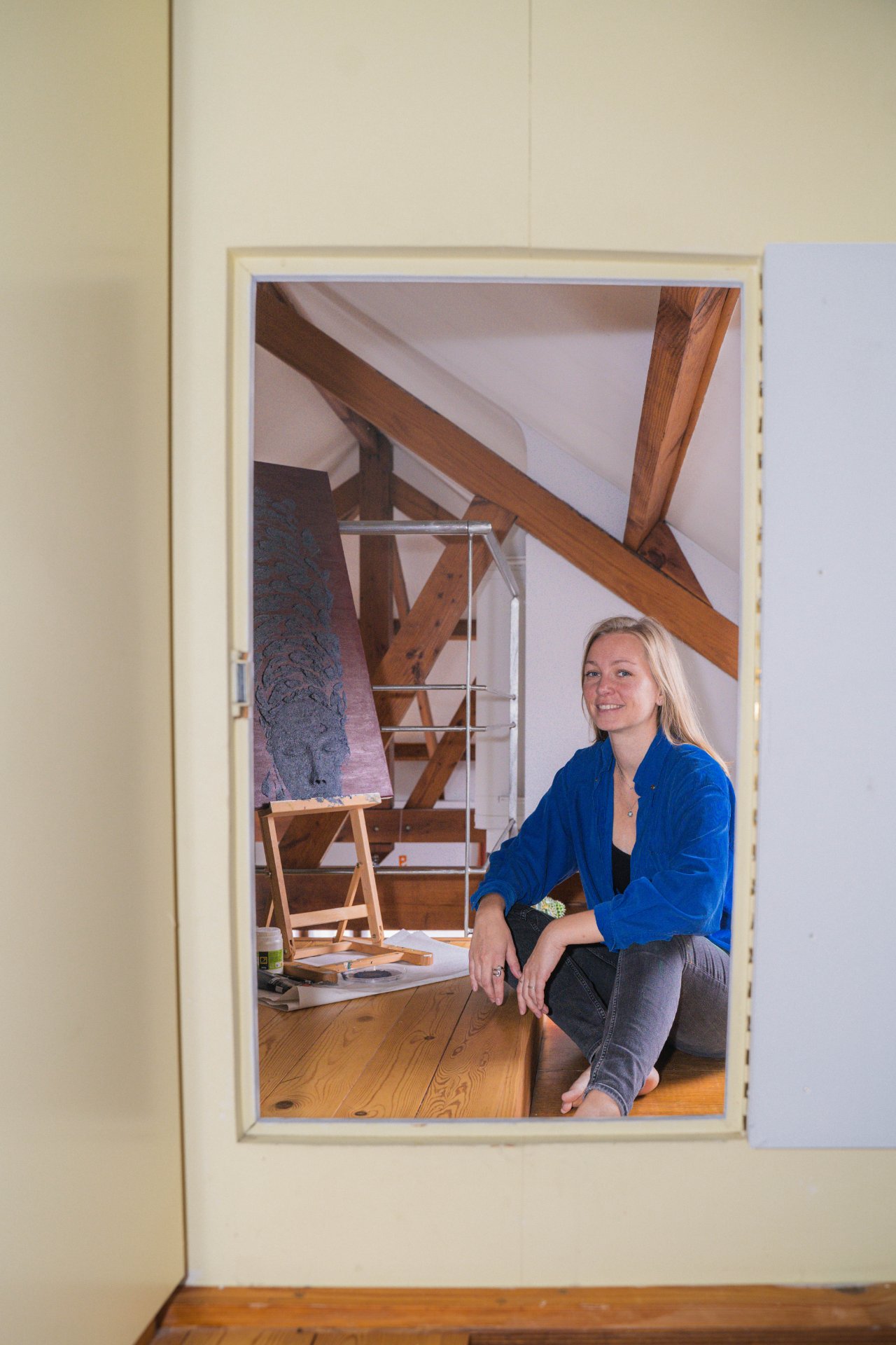 L'artiste peintre Agnes Aasmaa photographiée dans son atelier (format paysage), illustrant son univers créatif pour le Parcours d'Artistes d'Ixelles 2026. Sensible aux enjeux environnementaux, elle utilise le marc de café pour sculpter des corps et des visages tout en relief sur ses toiles. Retrouvez cette artiste talentueuse et sa technique d'upcycling unique au Virginia Café, situé au 39 rue Lesbroussart (étape n°26 du parcours ixellois).

Crédit photo - Gabrielle Liefooghe pour le Parcours d'Artistes d'Ixelles 2026 @googoo.eyes__ @ici_vaisseau_mere

Crédits & Liens :
Pour préparer votre visite et retrouver toutes les infos sur cette exposition, consultez la fiche de l'événement sur Dropmuse : https://dropmuse.art/evenement/parcours-dartistes-dixelles-2026-ateliers-ouverts-creation-locale-ixelles-ixelles-bruxelles. Ce parcours célébrant la création locale est organisé par Vaisseau Mère (Instagram : https://www.instagram.com/ici_vaisseau_mere/). Un grand merci à la photographe Gabrielle Liefooghe pour ce portrait. Découvrez son travail sur son site web (https://www.gabrielleliefooghe.com/) et sur Instagram (https://www.instagram.com/googoo.eyes__/).

Kult Ixelles sur DROPMUSE :
https://dropmuse.art/acteur-culturel/kult-ixelles-institution-residence-ixelles