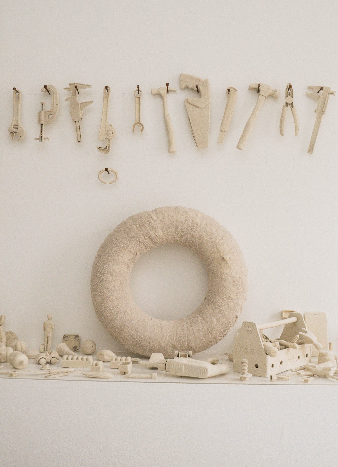 Aperçu des œuvres et expérimentations plastiques de l'artiste Amélie Scotta. Cette installation monochrome, représentant une collection d'outils et d'objets du quotidien minutieusement recréés, illustre sa recherche autour du dessin, du design et de la matière. Une démarche fascinante nourrie par son parcours en design industriel et arts visuels, à venir contempler lors du Parcours d'Artistes d'Ixelles 2026 aux KULT XL Ateliers 1, situés au 179 avenue du Bois de la Cambre (étape n°2).

Crédit photo - Gabrielle Liefooghe pour le Parcours d'Artistes d'Ixelles 2026 @googoo.eyes__ @ici_vaisseau_mere

Crédits & Liens :
Pour préparer votre visite et retrouver toutes les infos sur cette exposition, consultez la fiche de l'événement sur Dropmuse : https://dropmuse.art/evenement/parcours-dartistes-dixelles-2026-ateliers-ouverts-creation-locale-ixelles-ixelles-bruxelles. Ce parcours célébrant la création locale est organisé par Vaisseau Mère (Instagram : https://www.instagram.com/ici_vaisseau_mere/). Un grand merci à la photographe Gabrielle Liefooghe pour cette prise de vue. Découvrez son travail sur son site web (https://www.gabrielleliefooghe.com/) et sur Instagram (https://www.instagram.com/googoo.eyes__/).

Kult Ixelles sur DROPMUSE :
https://dropmuse.art/acteur-culturel/kult-ixelles-institution-residence-ixelles