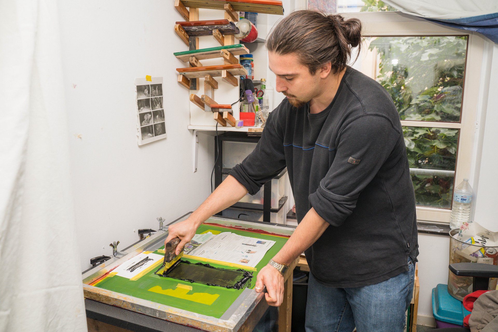 L'artiste Philémon David tire une sérigraphie à la racle dans son atelier. Diplômé en bande dessinée de l'ESA Saint-Luc, Philémon David mêle sérigraphie, cyanotype, gravure, photographie et sculpture dans un atelier collectif près de Flagey. À découvrir à l'Atelier 202 (étape n°24), 202 rue Gray, le vendredi 6 novembre de 18h à 22h, puis le samedi 7 et le dimanche 8 de 11h à 18h, pendant le Parcours d'Artistes d'Ixelles 2026.

Crédit photo - Gabrielle Liefooghe pour le Parcours d'Artistes d'Ixelles 2026 @googoo.eyes__ @ici_vaisseau_mere

Crédits & Liens :
Instagram : https://www.instagram.com/oujustephil/
Fiche de l'événement (Dropmuse) : https://dropmuse.art/evenement/parcours-dartistes-dixelles-2026-ateliers-ouverts-creation-locale-ixelles-ixelles-bruxelles
Organisation : Vaisseau Mère — https://www.instagram.com/ici_vaisseau_mere/
Photographe Gabrielle Liefooghe : https://www.gabrielleliefooghe.com/ — https://www.instagram.com/googoo.eyes__/

Kult Ixelles sur DROPMUSE :
https://dropmuse.art/acteur-culturel/kult-ixelles-institution-residence-ixelles