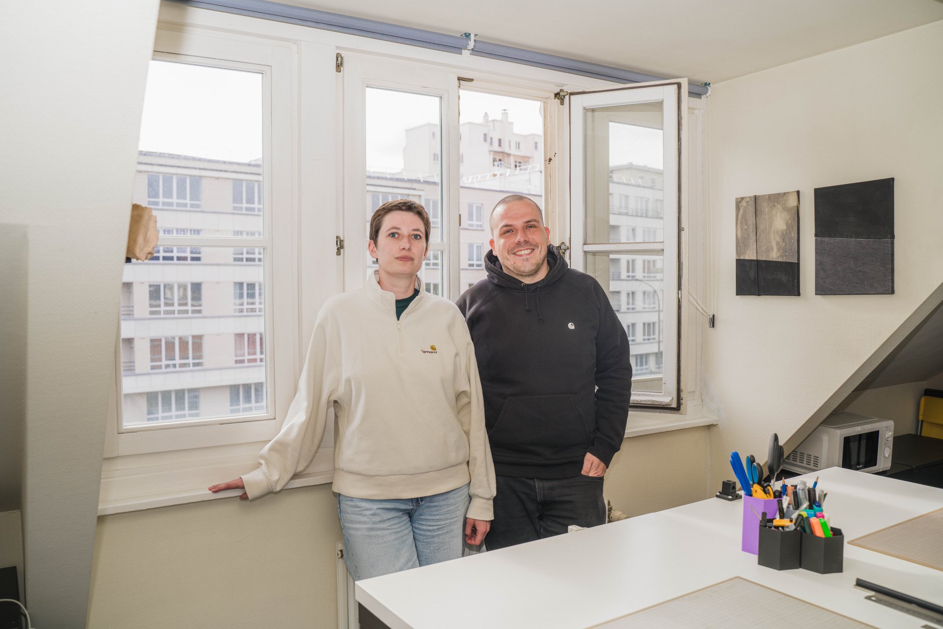 Claire Eyberg et Fabrice, fondateurs de Revive Studio, posent dans leur atelier lumineux de UR Square. Fondé par Claire et Fabrice, Revive Studio croise collage, design graphique, impression 3D, art numérique et peinture, et accueille aussi des résidences d'artistes. À découvrir à UR Square (étape n°16), 227 avenue de la Couronne, le vendredi 6 novembre de 18h à 22h, puis le samedi 7 et le dimanche 8 de 11h à 18h, pendant le Parcours d'Artistes d'Ixelles 2026.

Crédit photo - Gabrielle Liefooghe pour le Parcours d'Artistes d'Ixelles 2026 @googoo.eyes__ @ici_vaisseau_mere

Crédits & Liens :
Instagram : https://www.instagram.com/__revive.studio/
Fiche de l'événement (Dropmuse) : https://dropmuse.art/evenement/parcours-dartistes-dixelles-2026-ateliers-ouverts-creation-locale-ixelles-ixelles-bruxelles
Organisation : Vaisseau Mère — https://www.instagram.com/ici_vaisseau_mere/
Photographe Gabrielle Liefooghe : https://www.gabrielleliefooghe.com/ — https://www.instagram.com/googoo.eyes__/

Kult Ixelles sur DROPMUSE :
https://dropmuse.art/acteur-culturel/kult-ixelles-institution-residence-ixelles