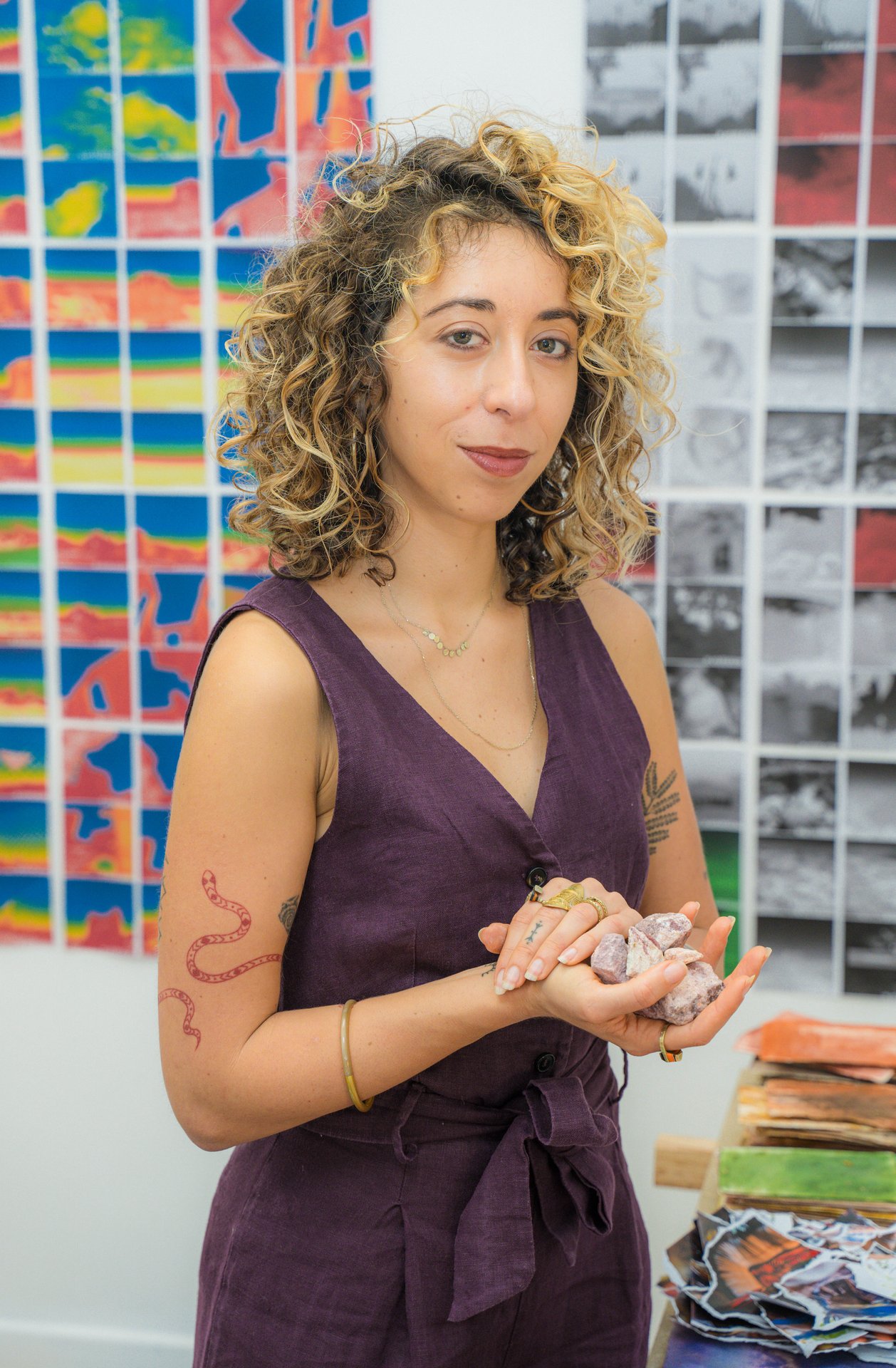 Portrait rapproché de Romane Iskaria tenant des tirages, devant ses séries photographiques aux couleurs vives. Romane Iskaria propose une projection performée de photographies et d'archives, suivie d'un échange sur la mémoire, le territoire et la transmission par l'image. À découvrir aux KULT XL Ateliers 4 (étape n°46), 95 rue du Trône, le vendredi 6 novembre de 15h à 19h, puis le samedi 7 et le dimanche 8 de 14h à 18h, pendant le Parcours d'Artistes d'Ixelles 2026.

Crédit photo - Gabrielle Liefooghe pour le Parcours d'Artistes d'Ixelles 2026 @googoo.eyes__ @ici_vaisseau_mere

Crédits & Liens :
Instagram : https://www.instagram.com/romane.iskaria/
Fiche de l'événement (Dropmuse) : https://dropmuse.art/evenement/parcours-dartistes-dixelles-2026-ateliers-ouverts-creation-locale-ixelles-ixelles-bruxelles
Organisation : Vaisseau Mère — https://www.instagram.com/ici_vaisseau_mere/
Photographe Gabrielle Liefooghe : https://www.gabrielleliefooghe.com/ — https://www.instagram.com/googoo.eyes__/

Kult Ixelles sur DROPMUSE :
https://dropmuse.art/acteur-culturel/kult-ixelles-institution-residence-ixelles