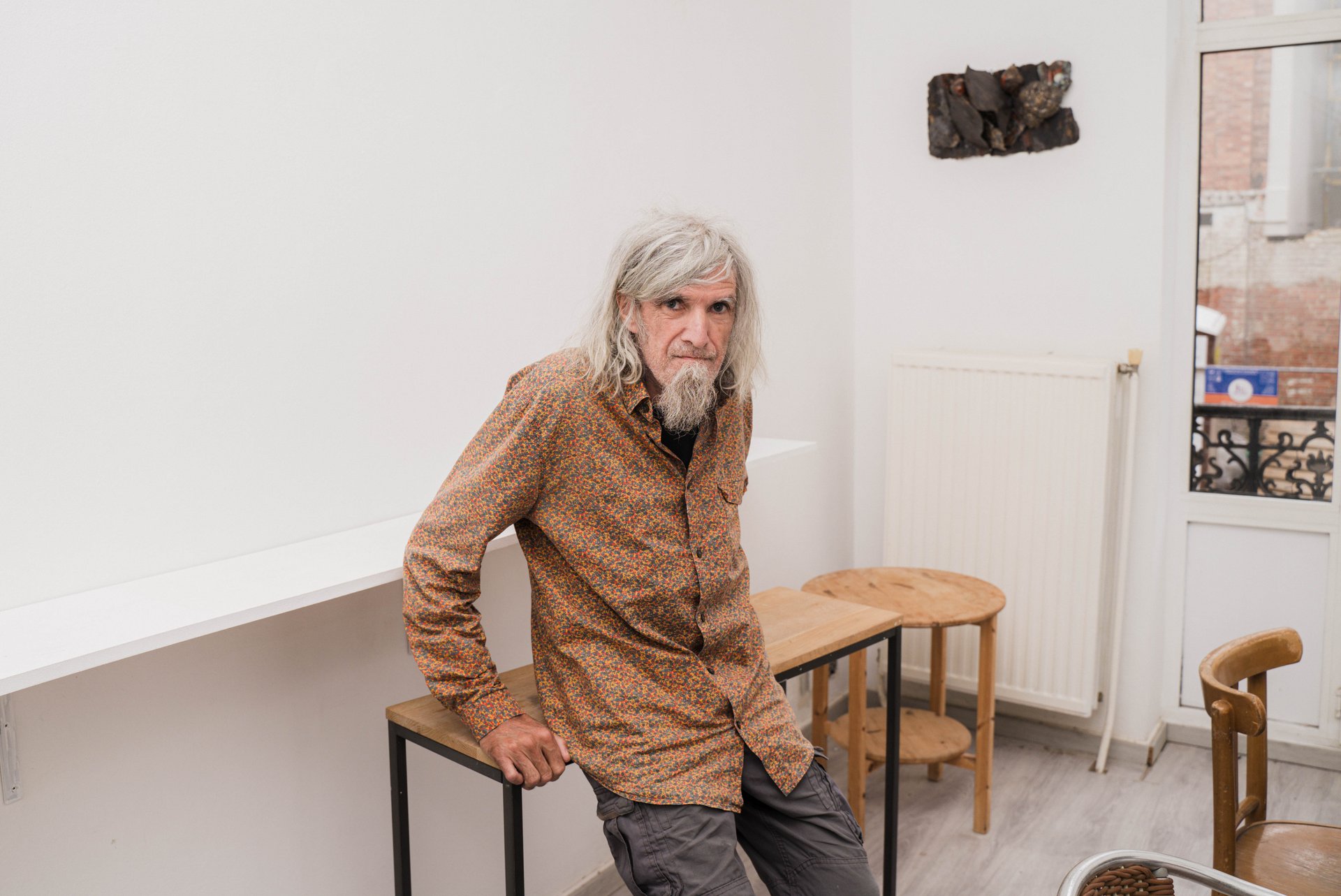 Portrait du céramiste Serge Lorant, appuyé à un tabouret, sous l'une de ses pièces murales. Céramiste, Serge Lorant conjugue tradition et modernité dans des pièces uniques nées d'un contact physique avec la terre, attentives aux volumes et à la lumière. À découvrir à l'Atelier 202 (étape n°24), 202 rue Gray, le vendredi 6 novembre de 18h à 22h, puis le samedi 7 et le dimanche 8 de 11h à 18h, pendant le Parcours d'Artistes d'Ixelles 2026.

Crédit photo - Gabrielle Liefooghe pour le Parcours d'Artistes d'Ixelles 2026 @googoo.eyes__ @ici_vaisseau_mere

Crédits & Liens :
Fiche de l'événement (Dropmuse) : https://dropmuse.art/evenement/parcours-dartistes-dixelles-2026-ateliers-ouverts-creation-locale-ixelles-ixelles-bruxelles
Organisation : Vaisseau Mère — https://www.instagram.com/ici_vaisseau_mere/
Photographe Gabrielle Liefooghe : https://www.gabrielleliefooghe.com/ — https://www.instagram.com/googoo.eyes__/

Kult Ixelles sur DROPMUSE :
https://dropmuse.art/acteur-culturel/kult-ixelles-institution-residence-ixelles