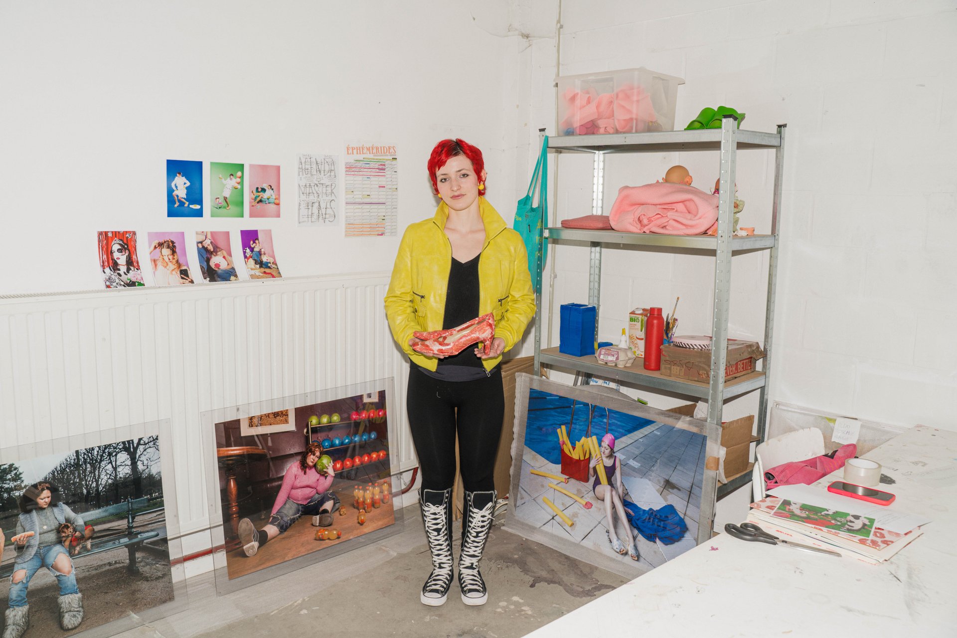Toscane Thieffry, blouson jaune, au milieu de son installation photographique aux couleurs vives, rue de la Crèche. Née en 2002 et en fin de master photographie à l'ERG, Toscane Thieffry imagine une installation immersive inspirée de l'industrie agroalimentaire, entre pensée féministe et antispéciste. À découvrir à l'étape n°41 du parcours, 3 rue de la Crèche, le vendredi 6 novembre de 18h à 22h, puis le samedi 7 et le dimanche 8 de 11h à 18h, pendant le Parcours d'Artistes d'Ixelles 2026.

Crédit photo - Gabrielle Liefooghe pour le Parcours d'Artistes d'Ixelles 2026 @googoo.eyes__ @ici_vaisseau_mere

Crédits & Liens :
Instagram : https://www.instagram.com/toxbaa/
Fiche de l'événement (Dropmuse) : https://dropmuse.art/evenement/parcours-dartistes-dixelles-2026-ateliers-ouverts-creation-locale-ixelles-ixelles-bruxelles
Organisation : Vaisseau Mère — https://www.instagram.com/ici_vaisseau_mere/
Photographe Gabrielle Liefooghe : https://www.gabrielleliefooghe.com/ — https://www.instagram.com/googoo.eyes__/

Kult Ixelles sur DROPMUSE :
https://dropmuse.art/acteur-culturel/kult-ixelles-institution-residence-ixelles