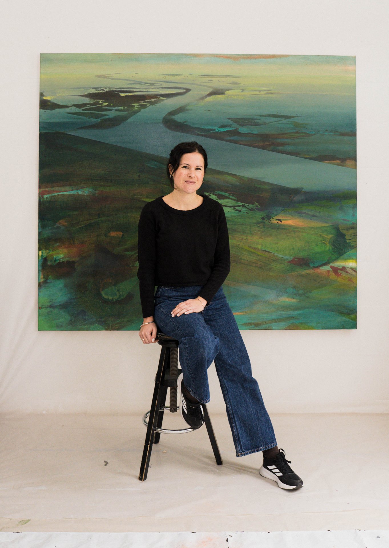 Portrait de la peintre Veronica De Giovanelli devant une grande toile de paysage vert et bleu. Artiste italienne, Veronica De Giovanelli peint le paysage comme un palimpseste, par superpositions, effacements et transparences. À découvrir aux KULT XL Ateliers 1 (étape n°2), 179 avenue du Bois de la Cambre, le vendredi 6 novembre de 15h à 19h, puis le samedi 7 et le dimanche 8 de 14h à 18h, pendant le Parcours d'Artistes d'Ixelles 2026.

Crédit photo - Gabrielle Liefooghe pour le Parcours d'Artistes d'Ixelles 2026 @googoo.eyes__ @ici_vaisseau_mere

Crédits & Liens :
Instagram : https://www.instagram.com/veronica.degiovanelli/
Fiche de l'événement (Dropmuse) : https://dropmuse.art/evenement/parcours-dartistes-dixelles-2026-ateliers-ouverts-creation-locale-ixelles-ixelles-bruxelles
Organisation : Vaisseau Mère — https://www.instagram.com/ici_vaisseau_mere/
Photographe Gabrielle Liefooghe : https://www.gabrielleliefooghe.com/ — https://www.instagram.com/googoo.eyes__/

Kult Ixelles sur DROPMUSE :
https://dropmuse.art/acteur-culturel/kult-ixelles-institution-residence-ixelles