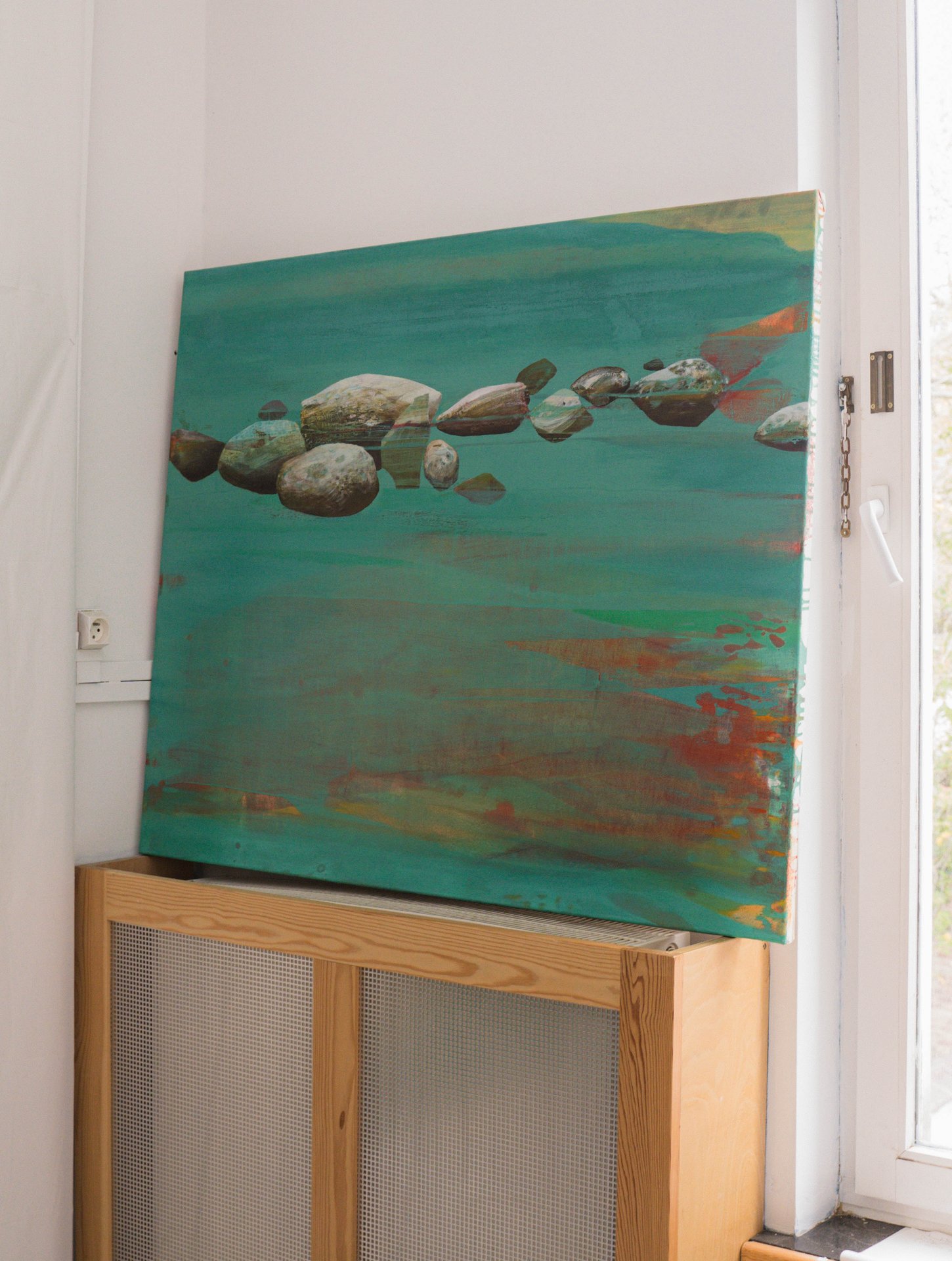 Une peinture de Veronica De Giovanelli : une ligne de galets flottant sur un fond vert d'eau. Artiste italienne, Veronica De Giovanelli peint le paysage comme un palimpseste, par superpositions, effacements et transparences. À découvrir aux KULT XL Ateliers 1 (étape n°2), 179 avenue du Bois de la Cambre, le vendredi 6 novembre de 15h à 19h, puis le samedi 7 et le dimanche 8 de 14h à 18h, pendant le Parcours d'Artistes d'Ixelles 2026.

Crédit photo - Gabrielle Liefooghe pour le Parcours d'Artistes d'Ixelles 2026 @googoo.eyes__ @ici_vaisseau_mere

Crédits & Liens :
Instagram : https://www.instagram.com/veronica.degiovanelli/
Fiche de l'événement (Dropmuse) : https://dropmuse.art/evenement/parcours-dartistes-dixelles-2026-ateliers-ouverts-creation-locale-ixelles-ixelles-bruxelles
Organisation : Vaisseau Mère — https://www.instagram.com/ici_vaisseau_mere/
Photographe Gabrielle Liefooghe : https://www.gabrielleliefooghe.com/ — https://www.instagram.com/googoo.eyes__/

Kult Ixelles sur DROPMUSE :
https://dropmuse.art/acteur-culturel/kult-ixelles-institution-residence-ixelles