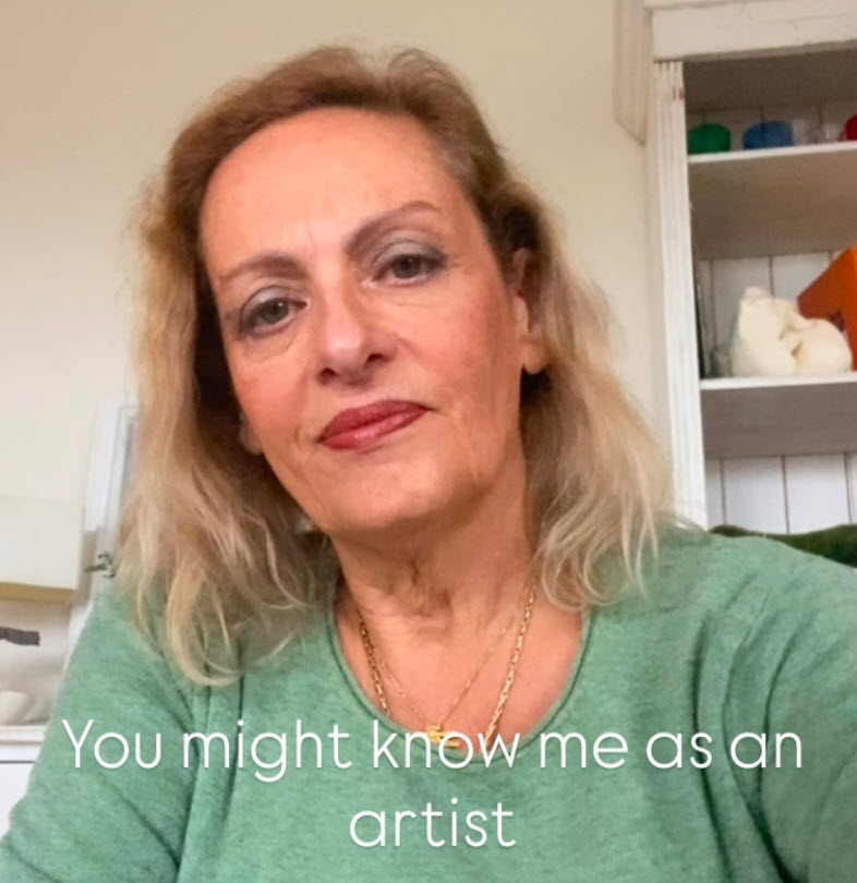 Portrait en gros plan de Sacha Valsamides. Artiste bruxelloise. You might know me as an artist.