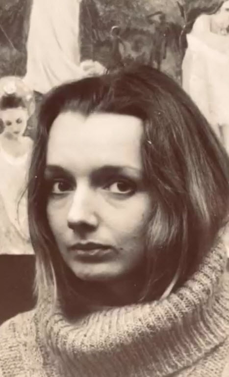 Portrait en noir et blanc d'Olena Rabitcheva. Cheveux noirs mi-longs, vêtue d'un pull à col roulé, le regard pensif dirigé vers le bas, fond flou avec éléments abstraits. 

Poésie de l'artiste: 

la vie dans la vie
le monde dans le monde
la porte dans la porte
le regarde dans le regarde
le vide dans le vide
passage dans la forme solide.