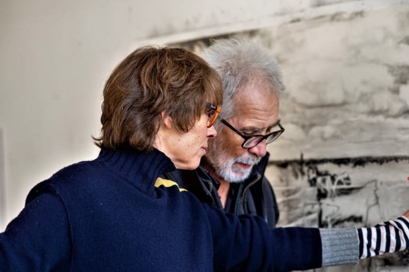 Christian Rolet et Véronique Poppe de profil examinent attentivement une photographie murale en noir et blanc exposée à la Galerie du lapin perdu.