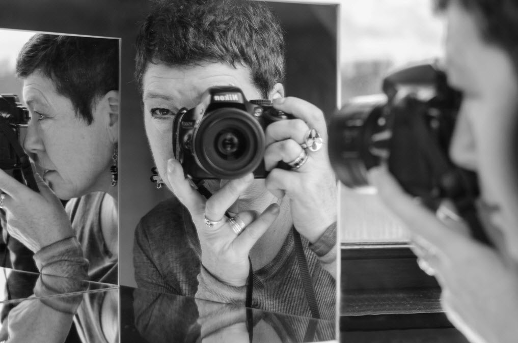 En noir et blanc, Marie Hélène Signart se photographie elle-même en miroir, appareil photo en mains, son reflet fragmenté dans des surfaces réfléchissantes qui multiplient son image et son geste créatif. 

Sélectionnée et publiée dans le magazine "Chasseurs d'images" n° 382 d'avril 2016

Rubrique "Selfies de photographes"