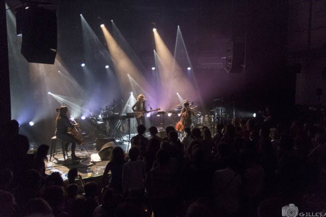 Cloé du Trèfle se produit sur scène en concert live au Botanique, entourée de musiciens et de jeux de lumière colorés, devant un public visible en premier plan.

Cloé du Trèfle musicienne bruxelloise en Concert Live au Botanique par Aurélien Gilles