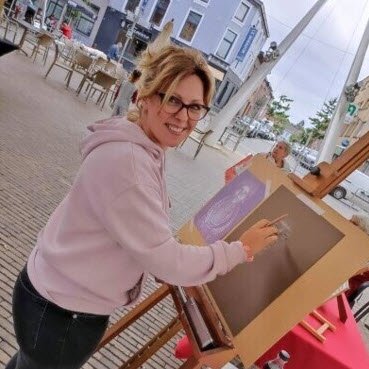 Quoi de mieux que l'atmosphère de la Grand-Place de Binche pour trouver l'inspiration ? ✨
Voici l'artiste Magali Drugmand en pleine séance de dessin, capturant le moment avec le sourire. Si vous la connaissez peut-être avec son instrument de musique entre les mains, c'est ici son talent pour les arts visuels qui s'exprime derrière le chevalet ! ✏️

Curieux de découvrir les œuvres (et les notes) de cette artiste binchoise aux multiples facettes ?

👉 Plongez dans son univers sur son profil Dropmuse :
🔗 https://dropmuse.art/artiste/magali-drugmand-peintre-musicien-binche
#MagaliDrugmand #ArtistePeintre #Binche 

#GrandPlaceBinche #ArtEnPleinAir #ArtisteBelge #Dessin #Peinture #Dropmuse #ArtisteLocal #Hainaut