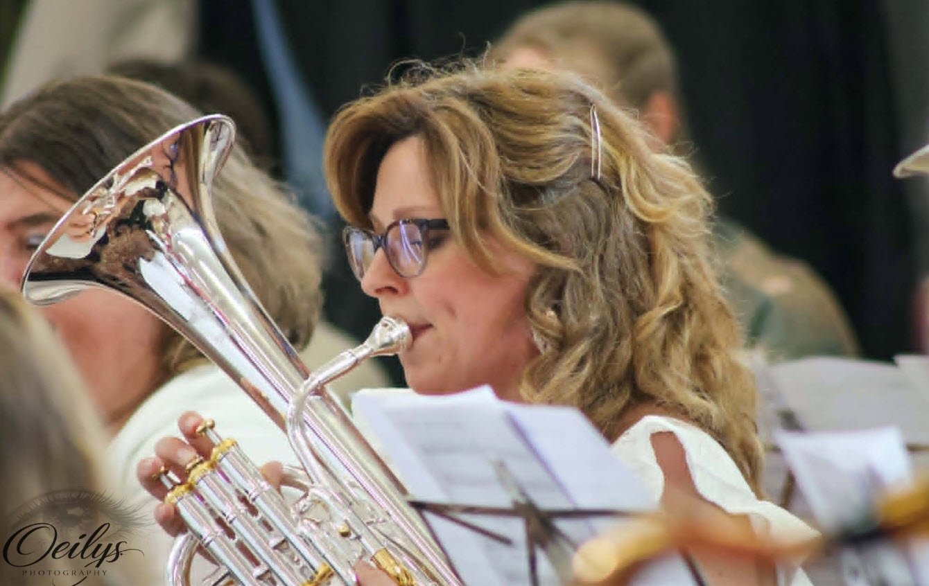 Concentration, justesse et émotion. Si Magali Drugmand maîtrise l'art des couleurs et des pinceaux, elle s'exprime avec la même passion à travers la musique. Artiste complète basée à Binche, elle fait vibrer son instrument (cuivre) au sein de l'orchestre avec une sensibilité qui lui est propre. Découvrez l'univers créatif d'une artiste aux multiples facettes, où la peinture et la musique se répondent en parfaite harmonie.

📸 Crédit photo : Oeilys Photography

Le site de Magali Drugman: https://magalidrugmand.art/