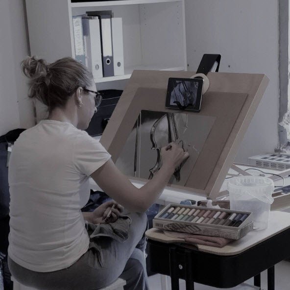 Magali Drugmand, artiste peintre, concentrée sur un dessin au pastel d'un instrument de musique sur son chevalet dans son atelier à Binche.

👉 Curieux de voir le résultat de ses créations et d'en savoir plus sur son parcours ?
Découvrez l'univers complet de Magali (peinture & musique) sur son profil Dropmuse :
🔗 https://dropmuse.art/artiste/magali-drugmand-peintre-musicien-binche
#MagaliDrugmand #AtelierDArtiste #ArtistePeintre #Binche #ProcessusCreatif #WorkInProgress #PastelArt #MusiqueEtPeinture #Dropmuse #ArtisteBelge #Hainaut