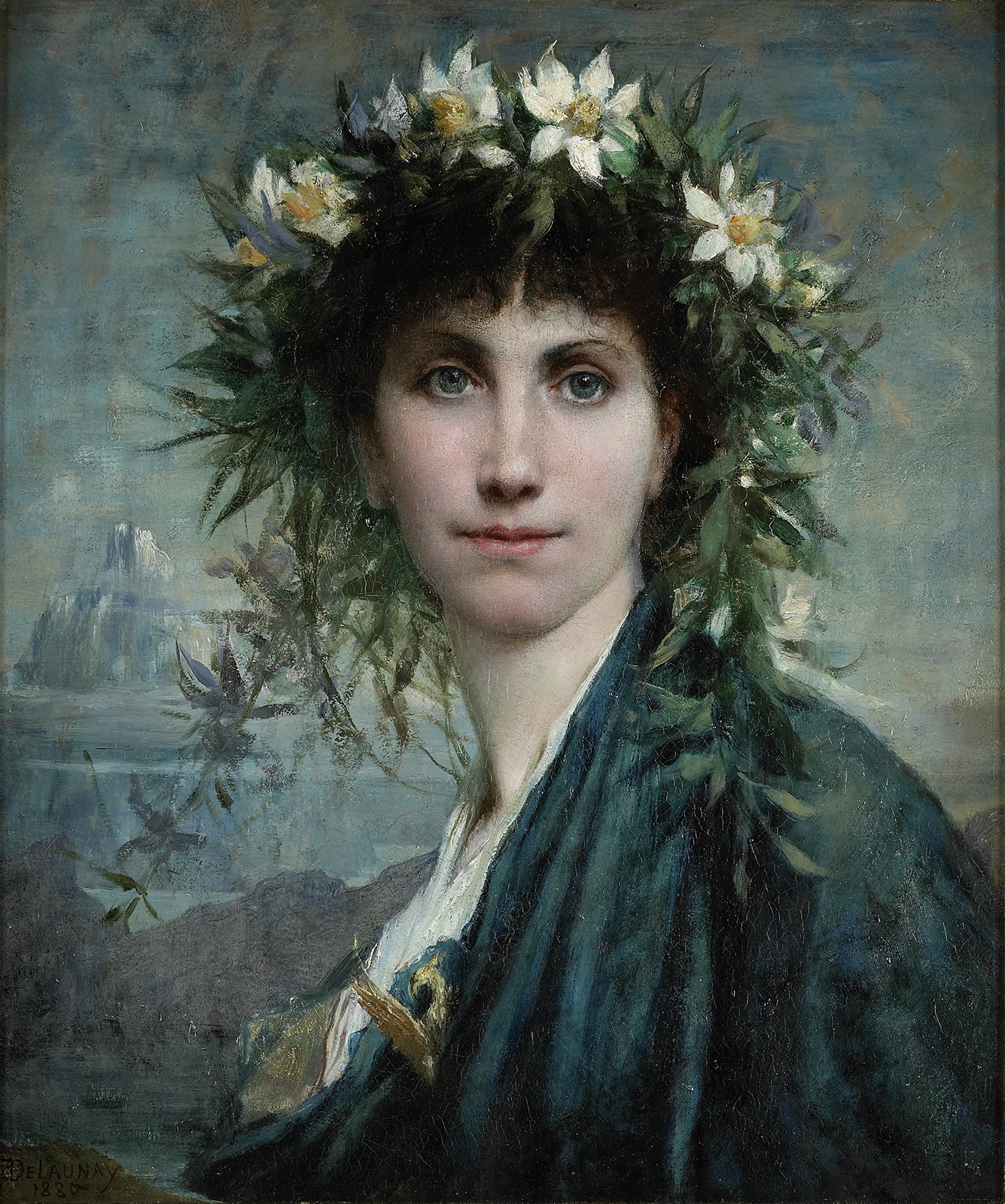 Portrait d'une femme au regard serein portant une couronne de fleurs blanches et de feuillage vert, vêtue d'un vêtement bleu foncé, fond paysager nuancé de gris et bleu.