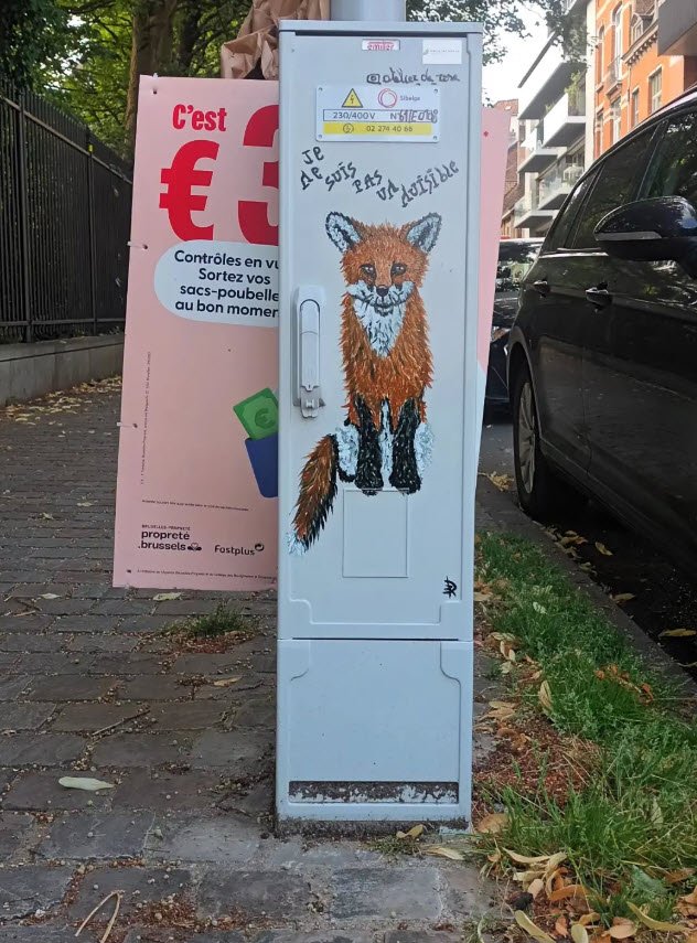 Rose de la Haye, artiste engagée "Je ne suis pas un nuisible" - renard sur borne électrique Parc Tenbosh (Ixelles) — Rose de la Haye