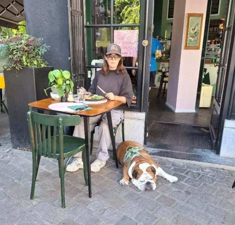 Rose de la Haye savoure un moment tranquille avec son chien chez Vegan Chouke Bruxelles — Rose de la Haye