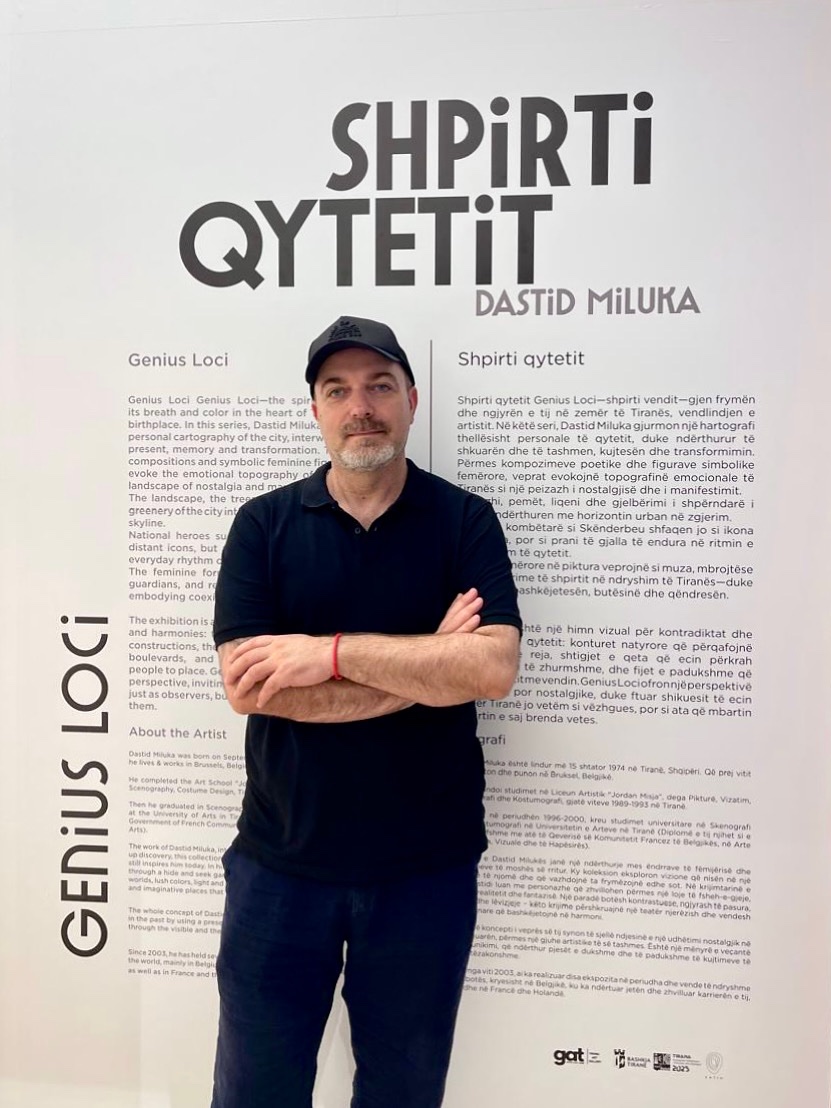 Dastid Miluka devant l'affiche de l'exposition "Genius Loci" — Dastid Miluka
