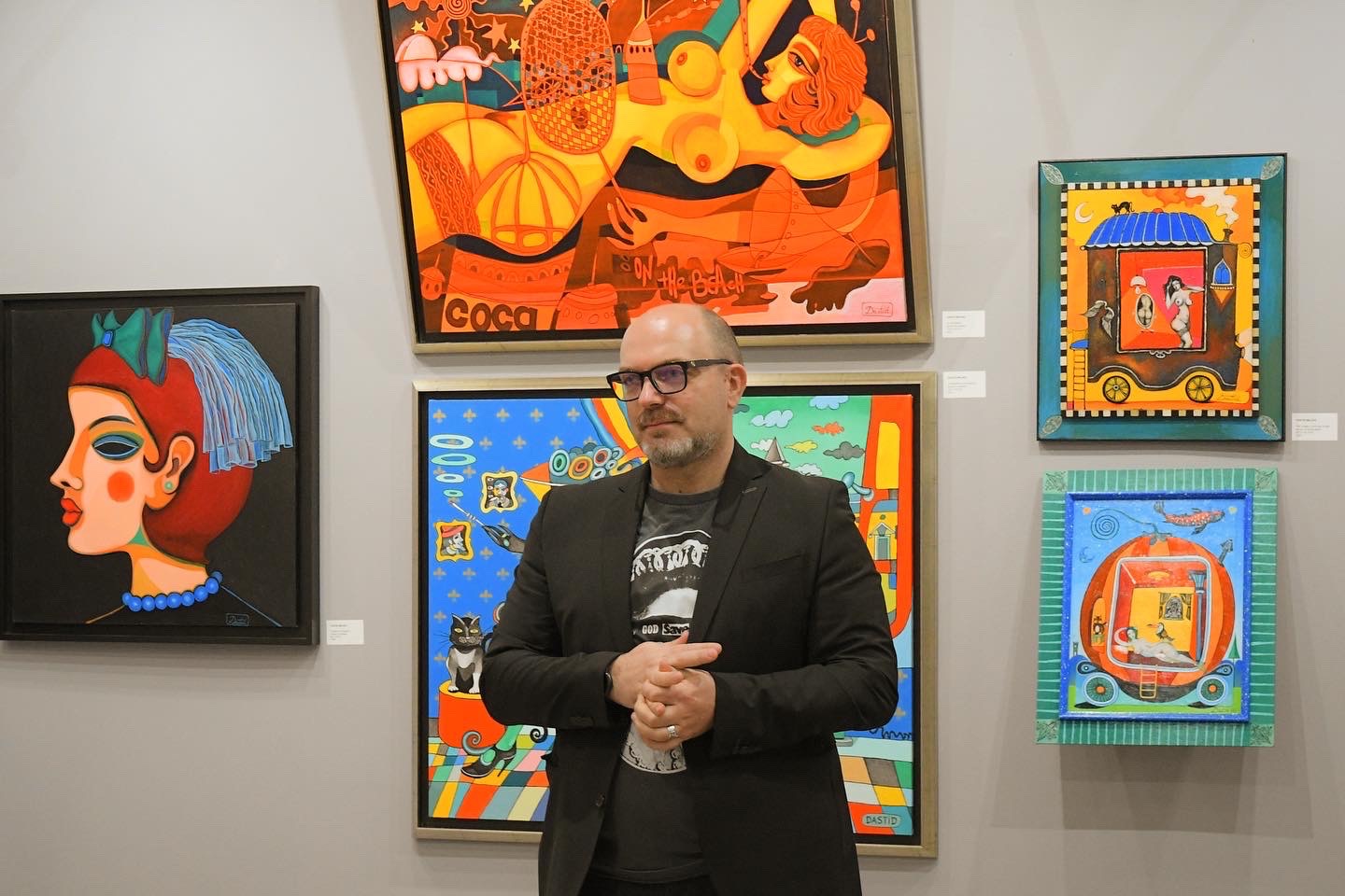Dastid Miluka devant ses œuvres colorées aux motifs pop et surréalistes — Dastid Miluka